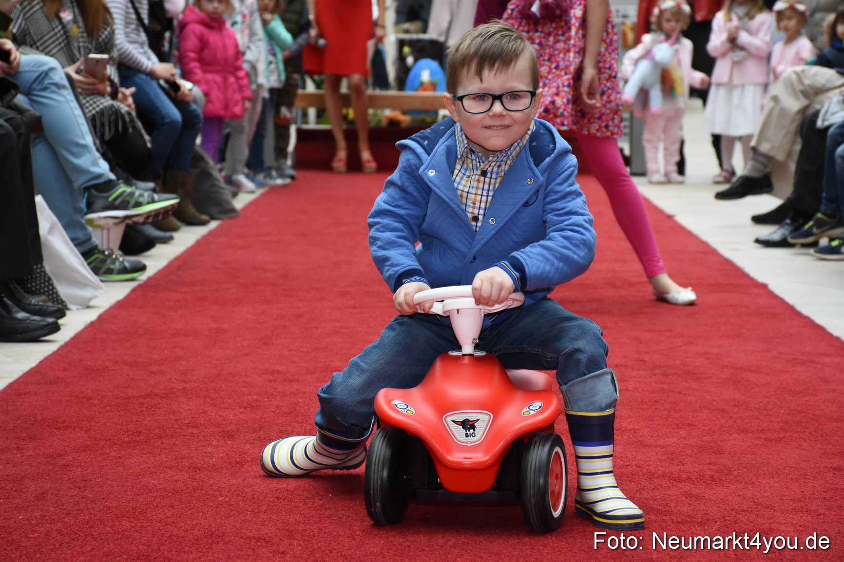 Fruehjahrsmodenschau NeuerMarkt 170318 0031