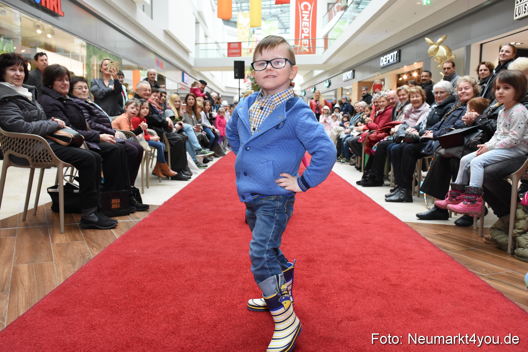 Fruehjahrsmodenschau NeuerMarkt 170318 0032