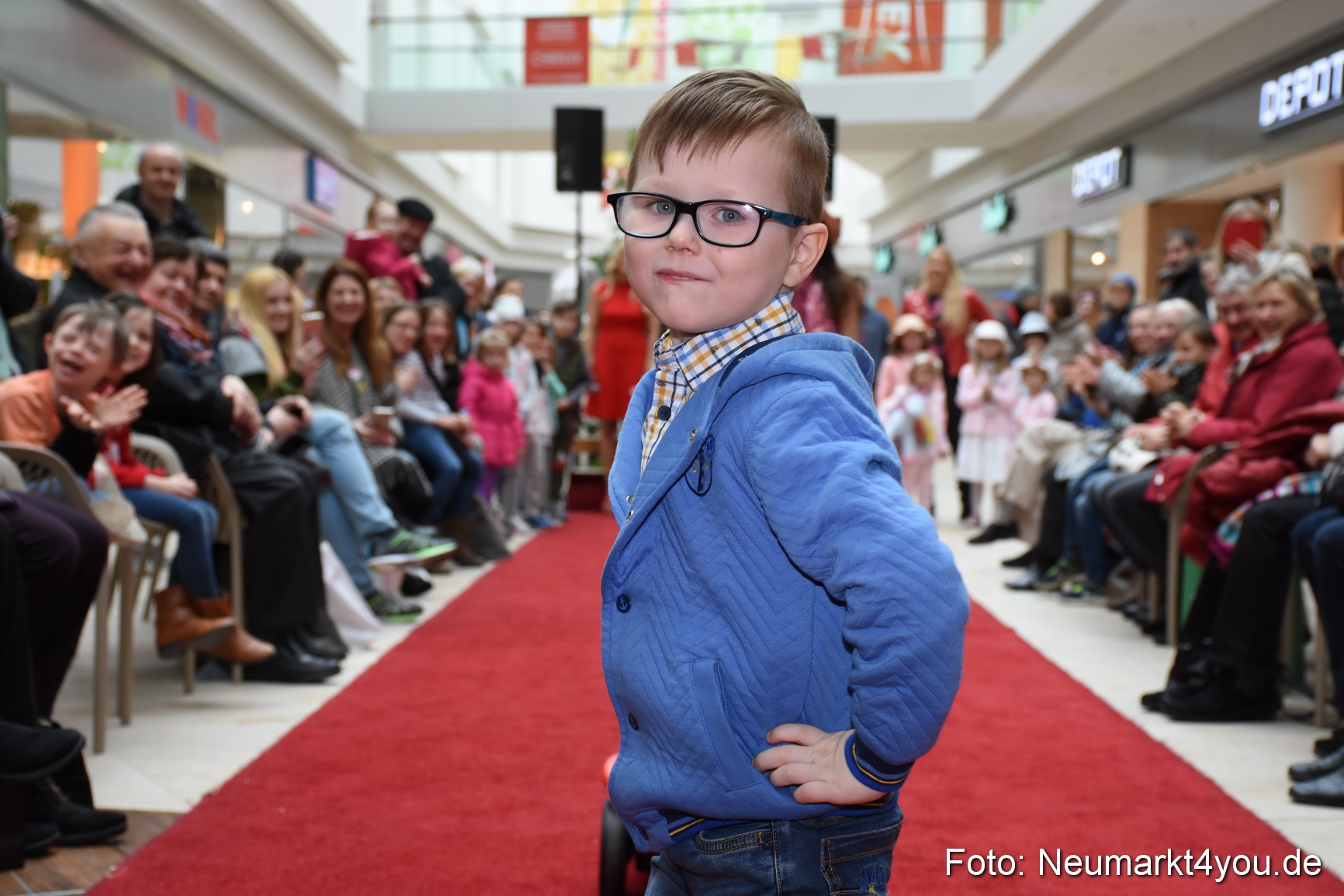 Fruehjahrsmodenschau NeuerMarkt 170318 0033