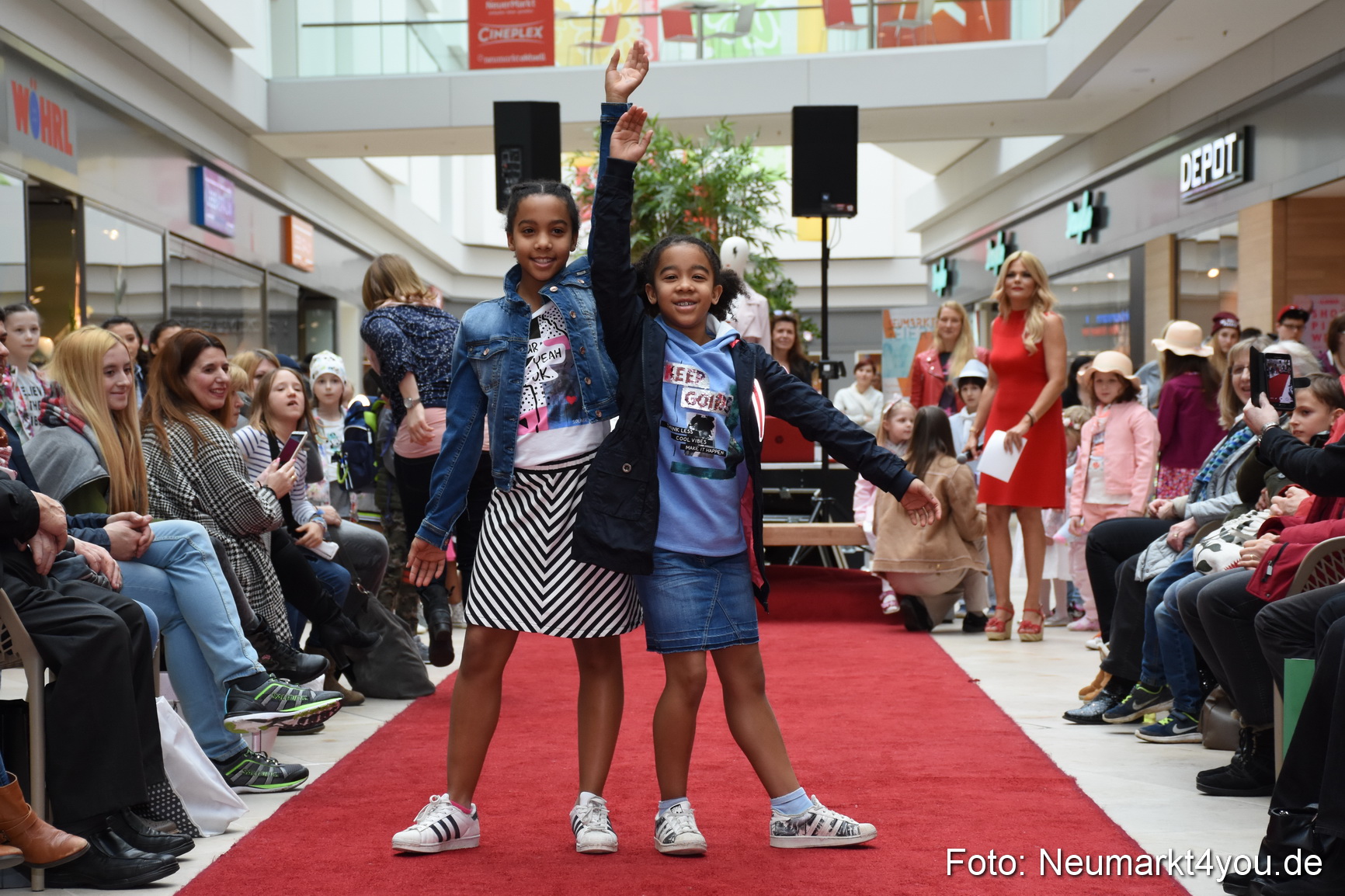 Fruehjahrsmodenschau NeuerMarkt 170318 0035