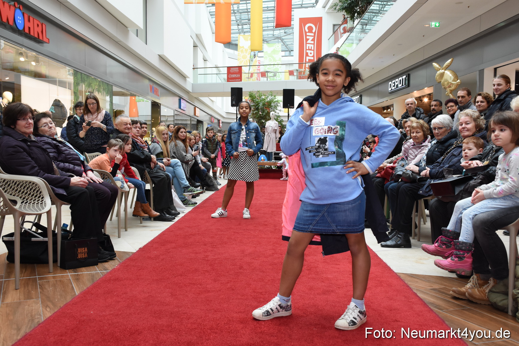 Fruehjahrsmodenschau NeuerMarkt 170318 0036