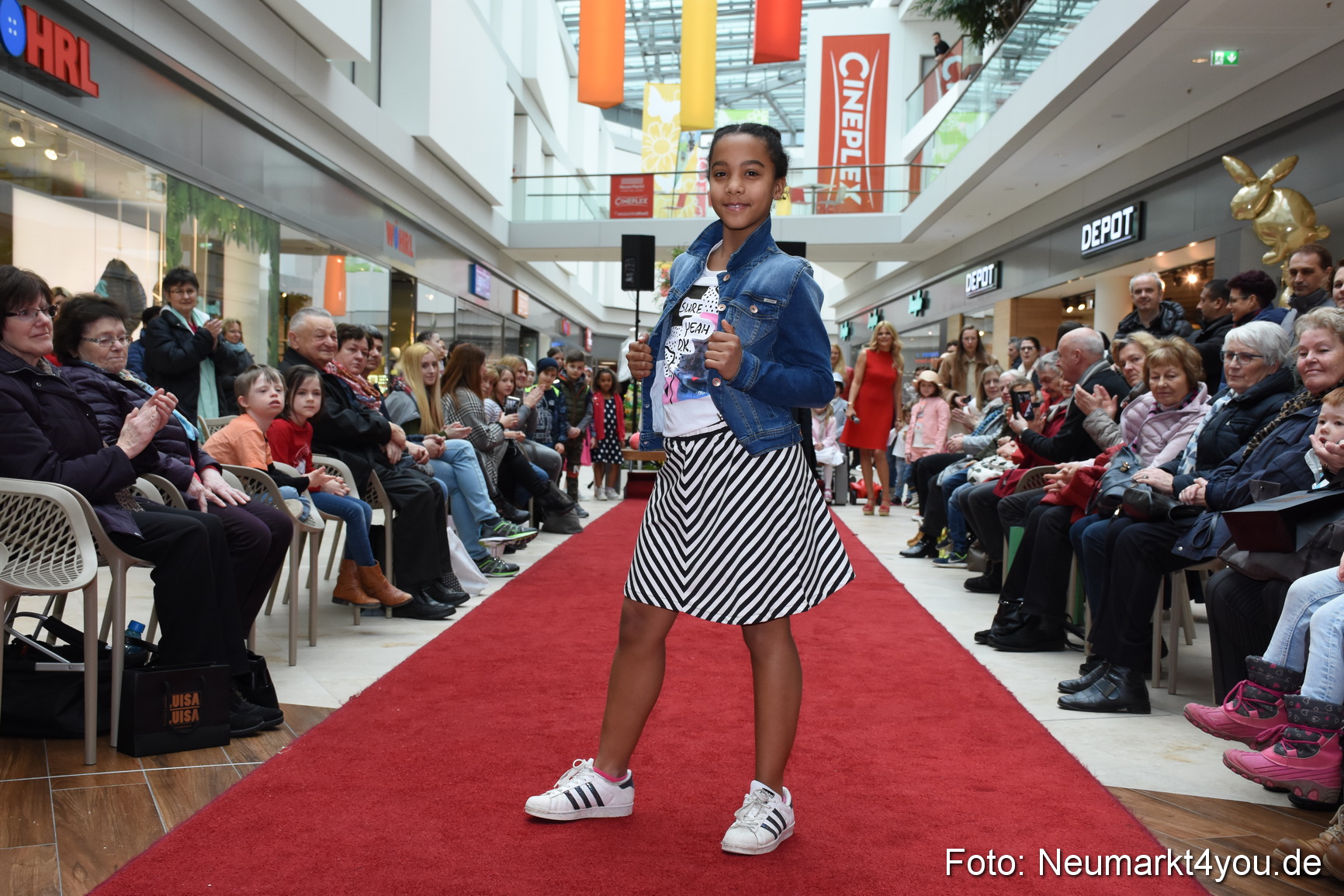 Fruehjahrsmodenschau NeuerMarkt 170318 0037