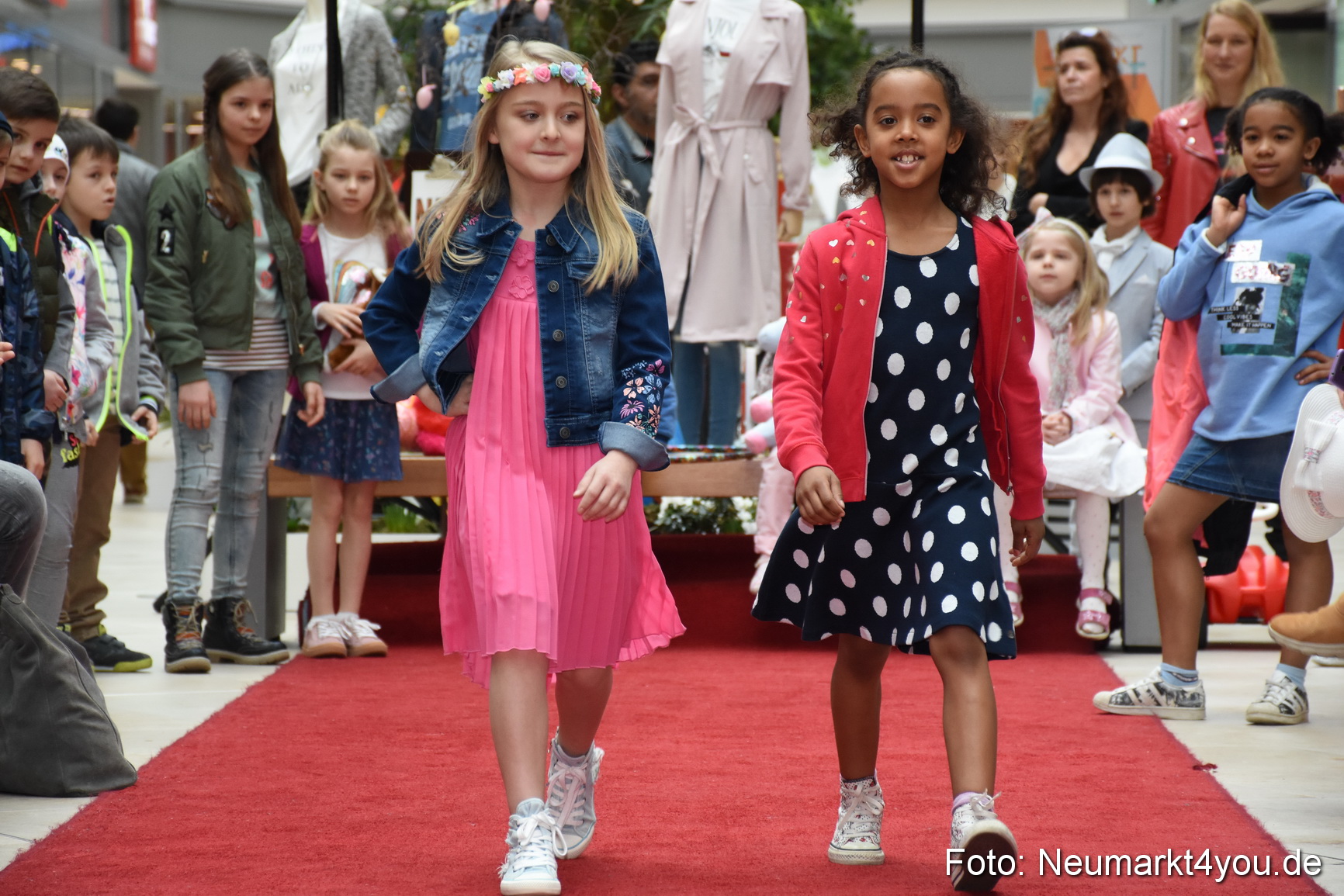 Fruehjahrsmodenschau NeuerMarkt 170318 0038