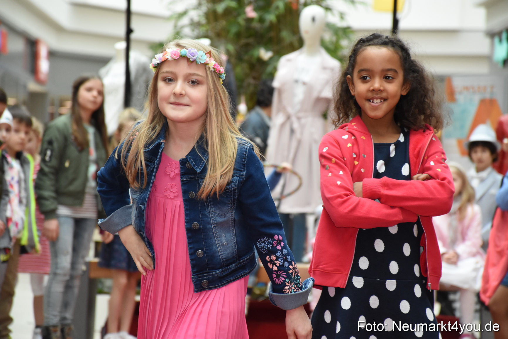 Fruehjahrsmodenschau NeuerMarkt 170318 0040