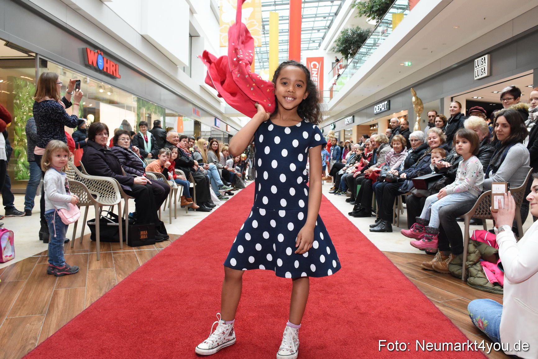 Fruehjahrsmodenschau NeuerMarkt 170318 0041