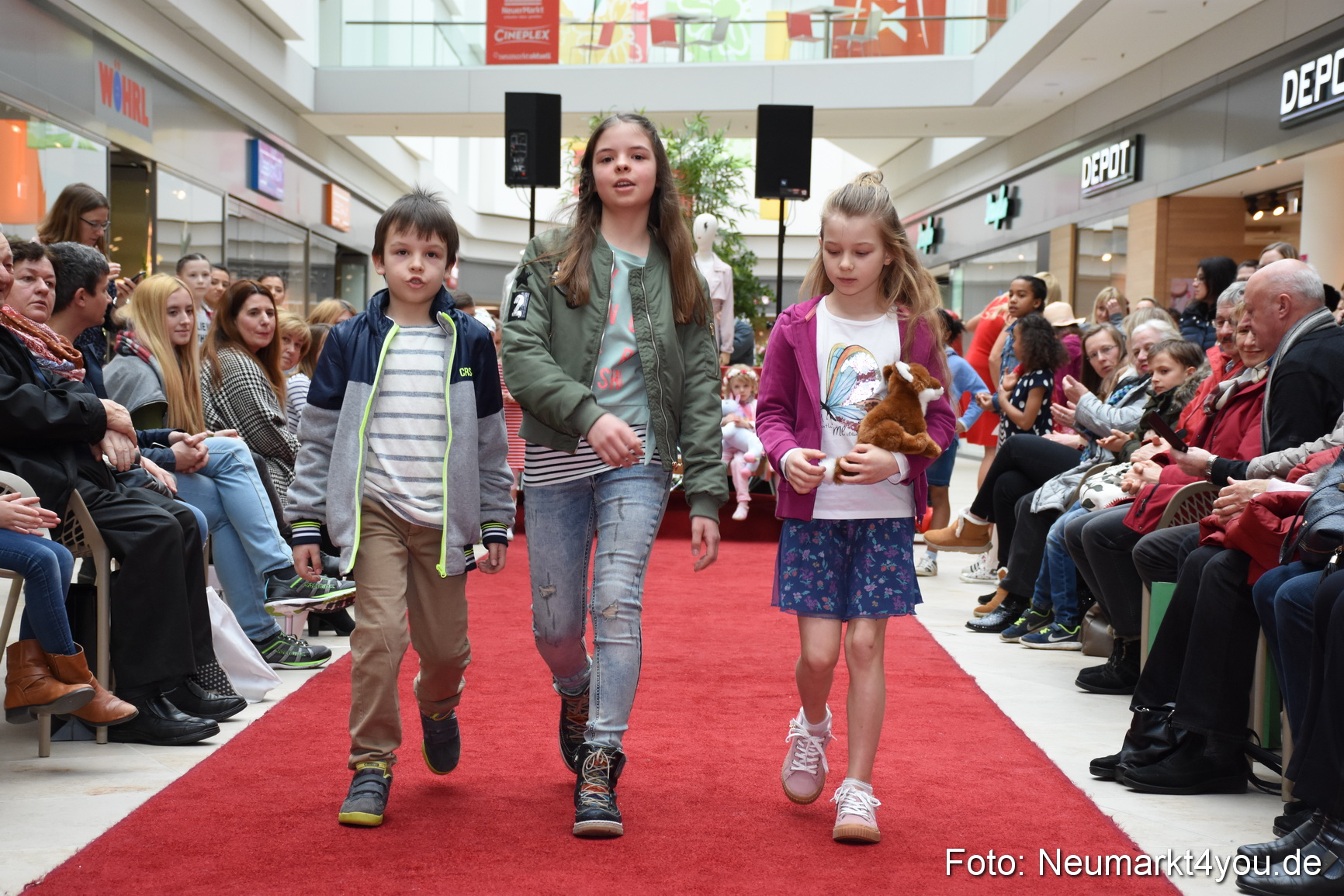 Fruehjahrsmodenschau NeuerMarkt 170318 0042