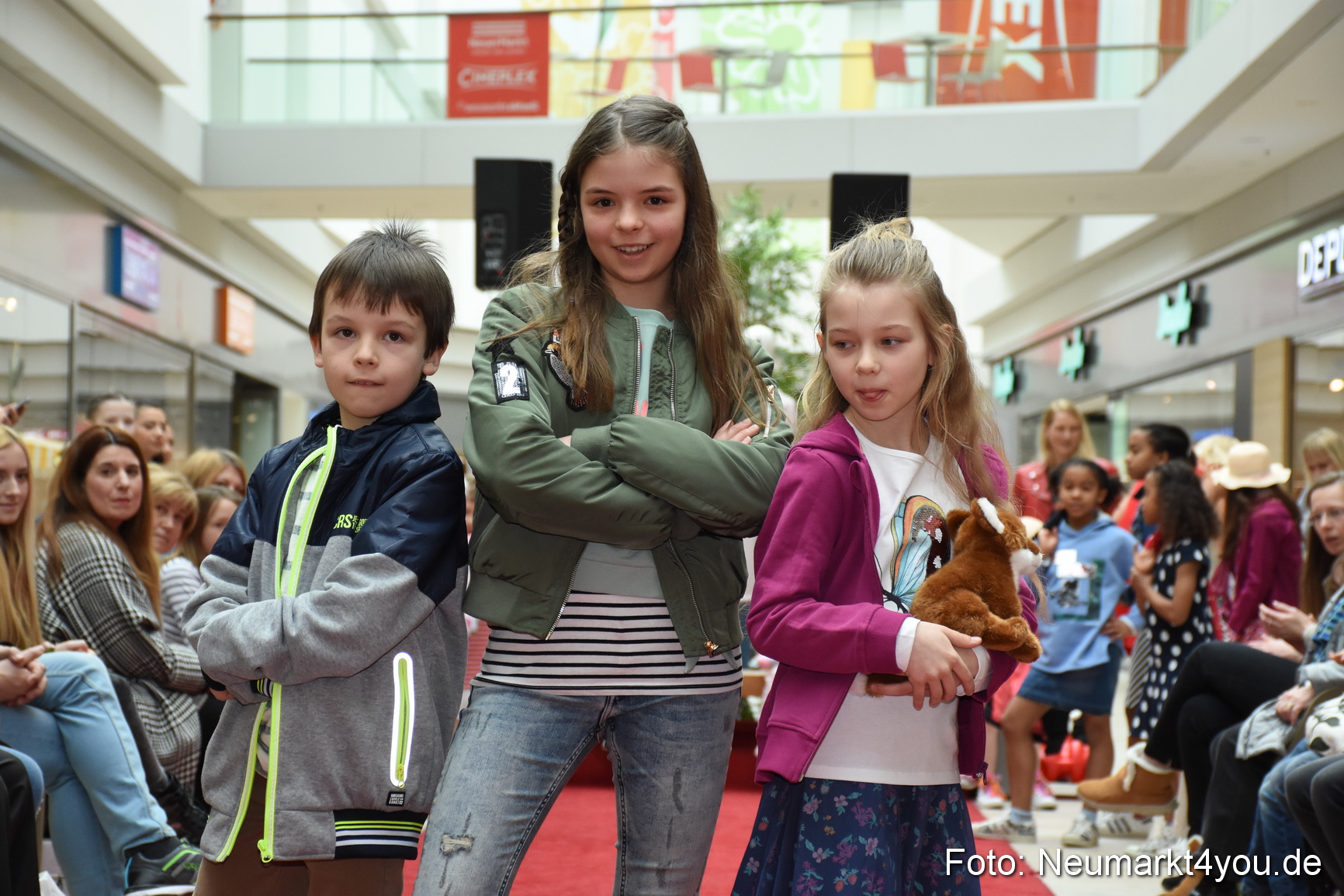 Fruehjahrsmodenschau NeuerMarkt 170318 0043