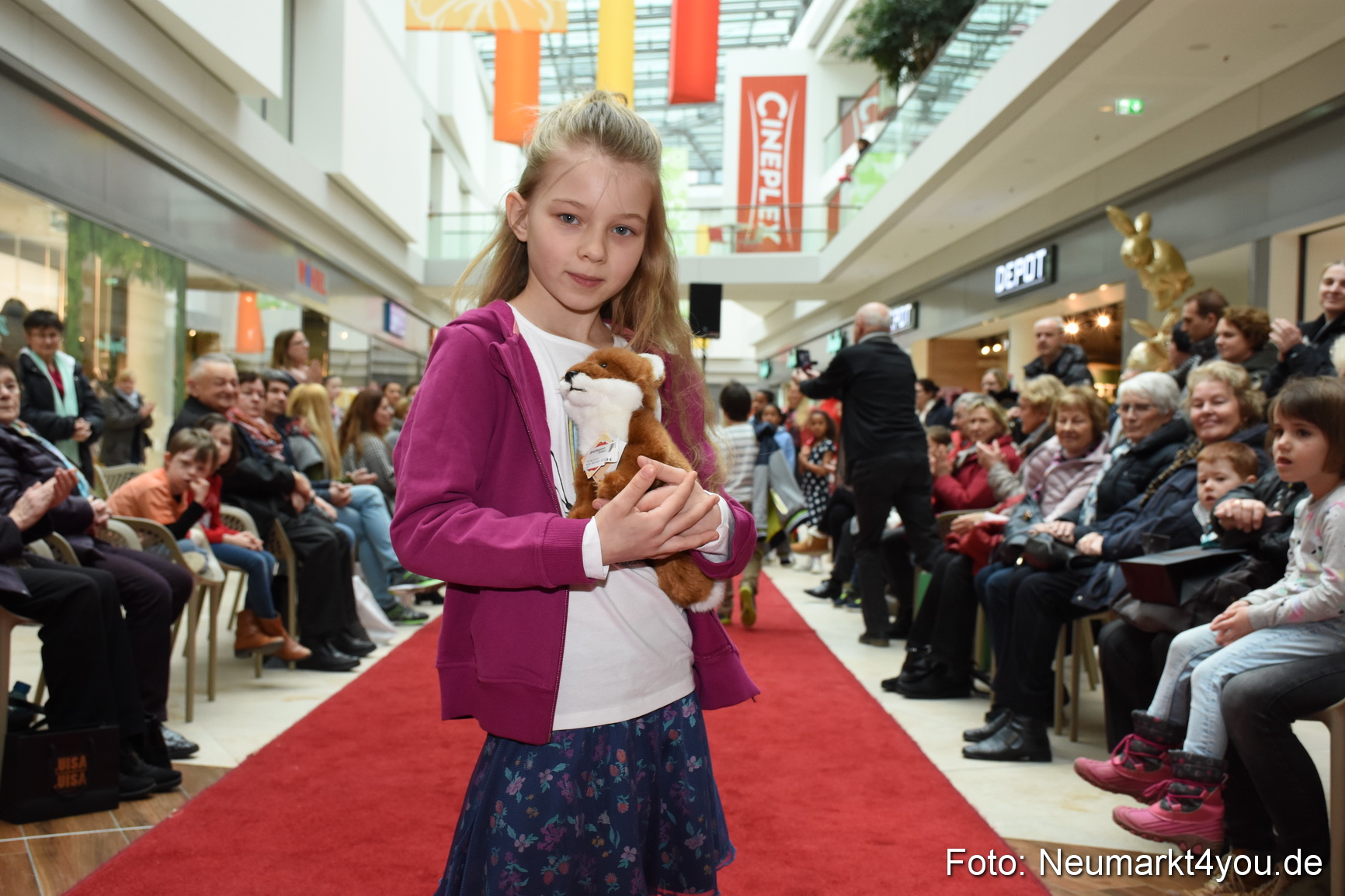 Fruehjahrsmodenschau NeuerMarkt 170318 0044