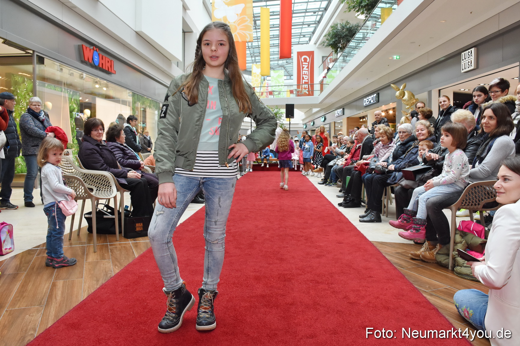 Fruehjahrsmodenschau NeuerMarkt 170318 0045