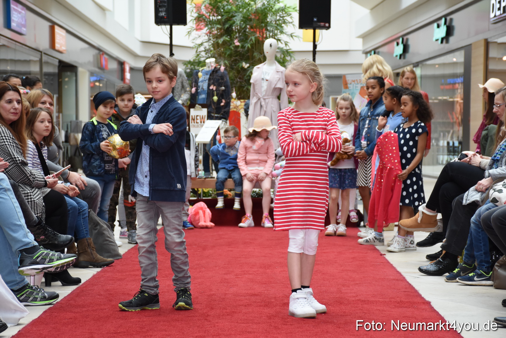 Fruehjahrsmodenschau NeuerMarkt 170318 0046