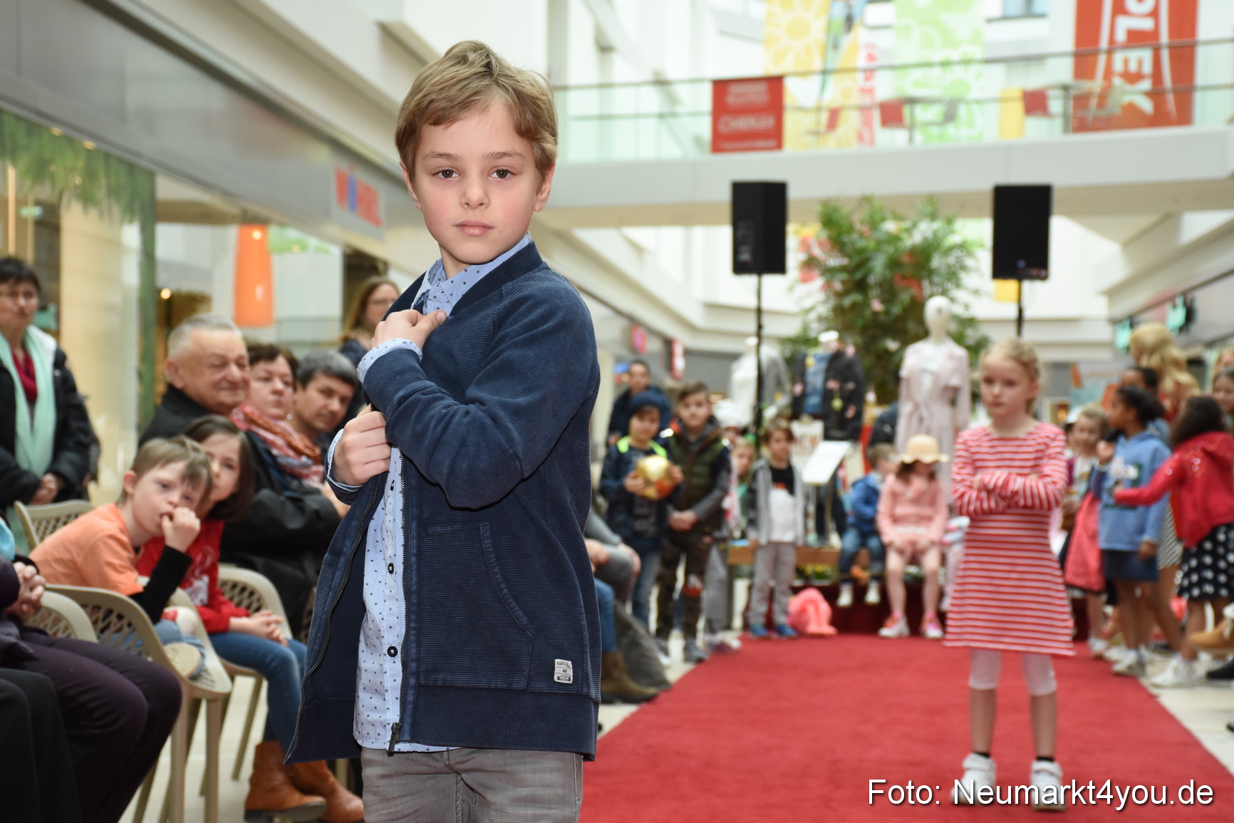 Fruehjahrsmodenschau NeuerMarkt 170318 0047