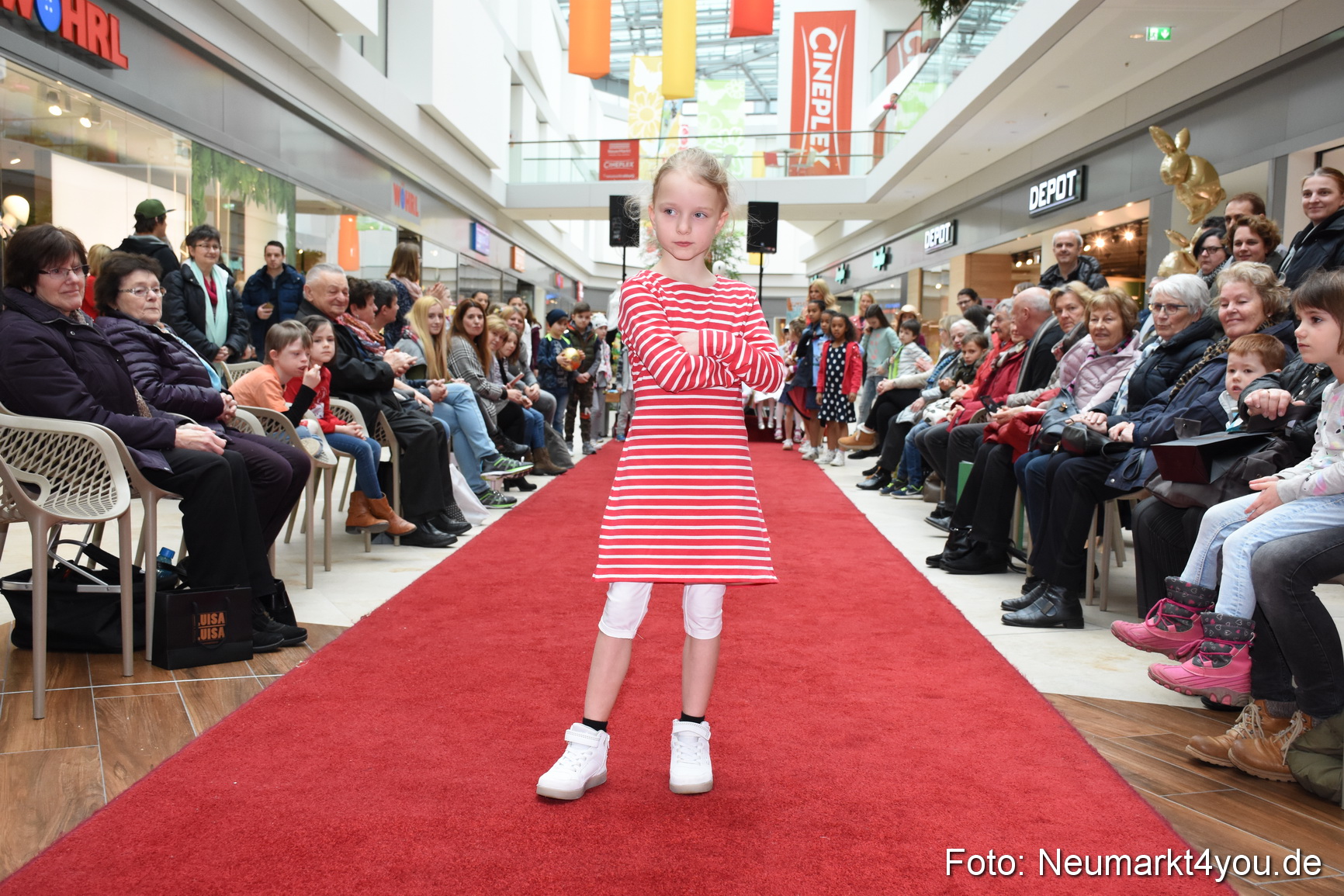 Fruehjahrsmodenschau NeuerMarkt 170318 0048