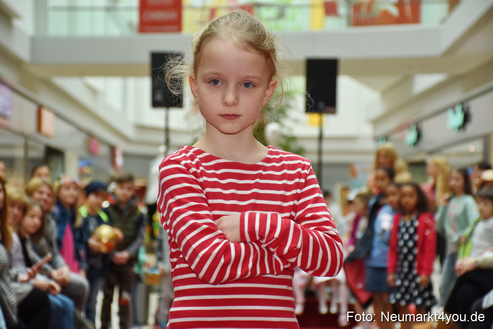 Fruehjahrsmodenschau NeuerMarkt 170318 0049