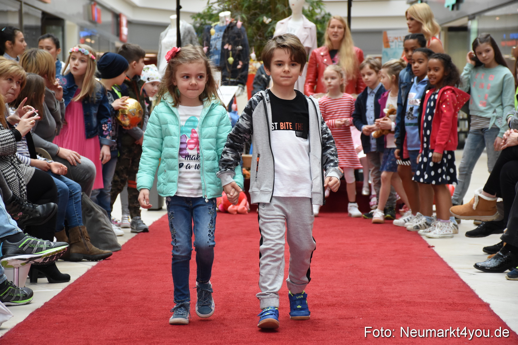 Fruehjahrsmodenschau NeuerMarkt 170318 0050