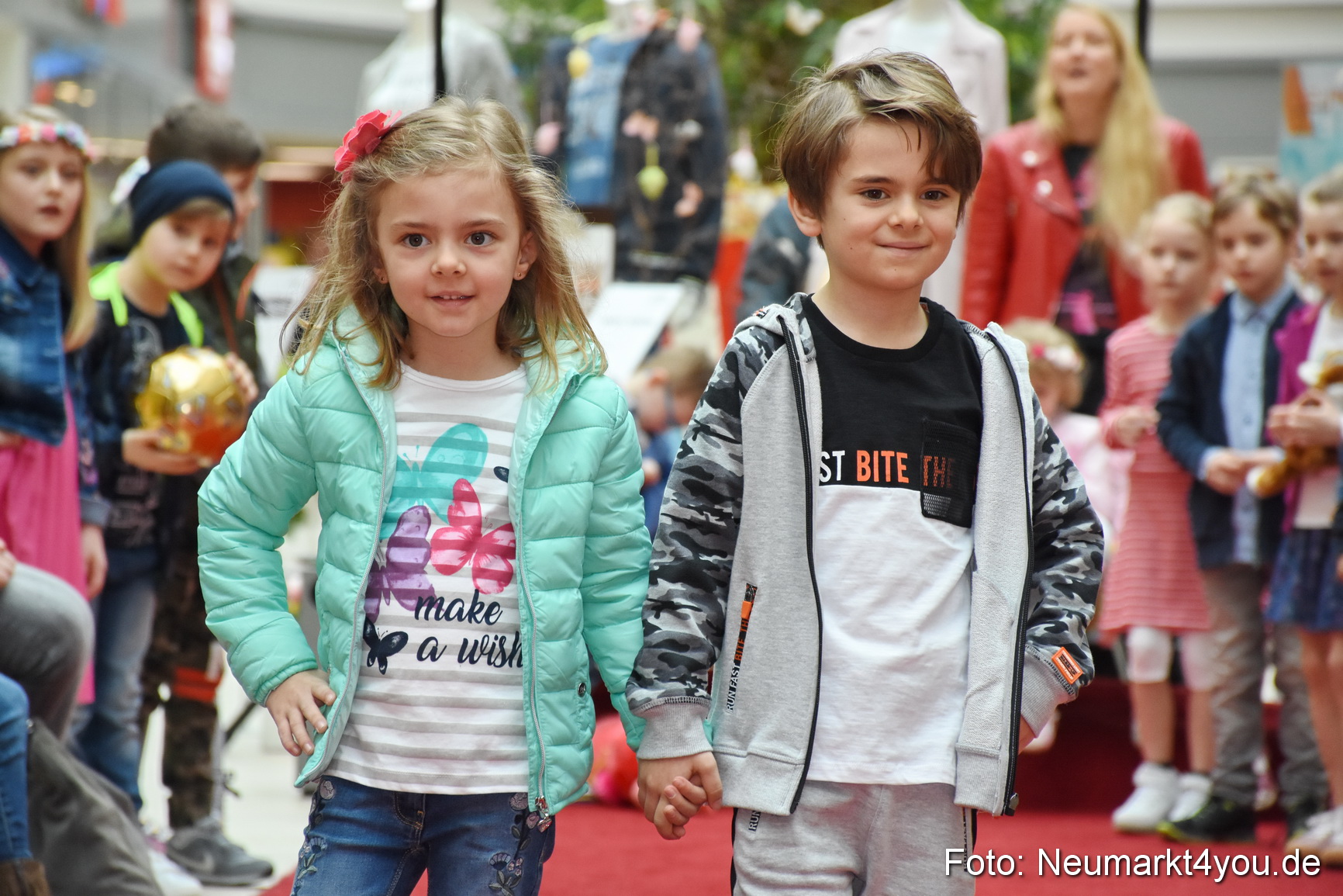 Fruehjahrsmodenschau NeuerMarkt 170318 0051