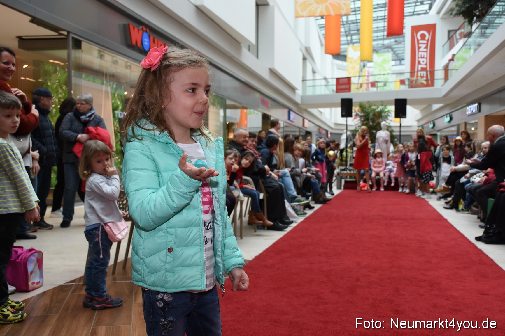 Fruehjahrsmodenschau NeuerMarkt 170318 0052