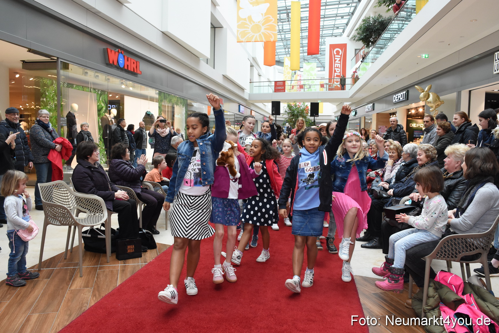 Fruehjahrsmodenschau NeuerMarkt 170318 0053