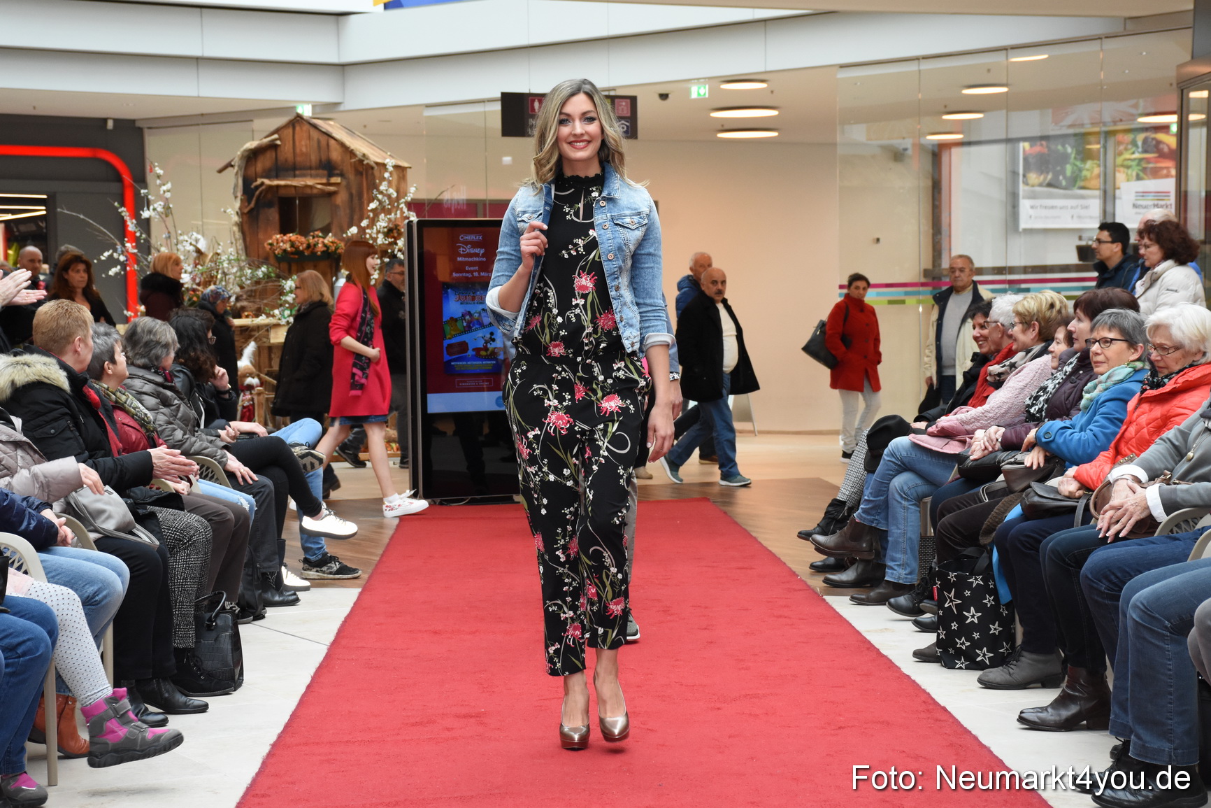 Fruehjahrsmodenschau NeuerMarkt 170318 0061