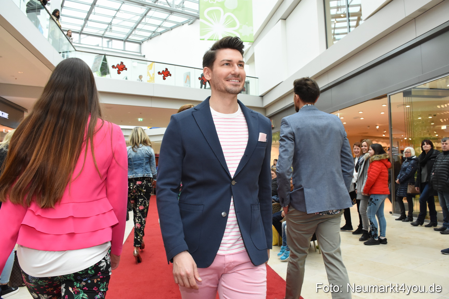 Fruehjahrsmodenschau NeuerMarkt 170318 0063