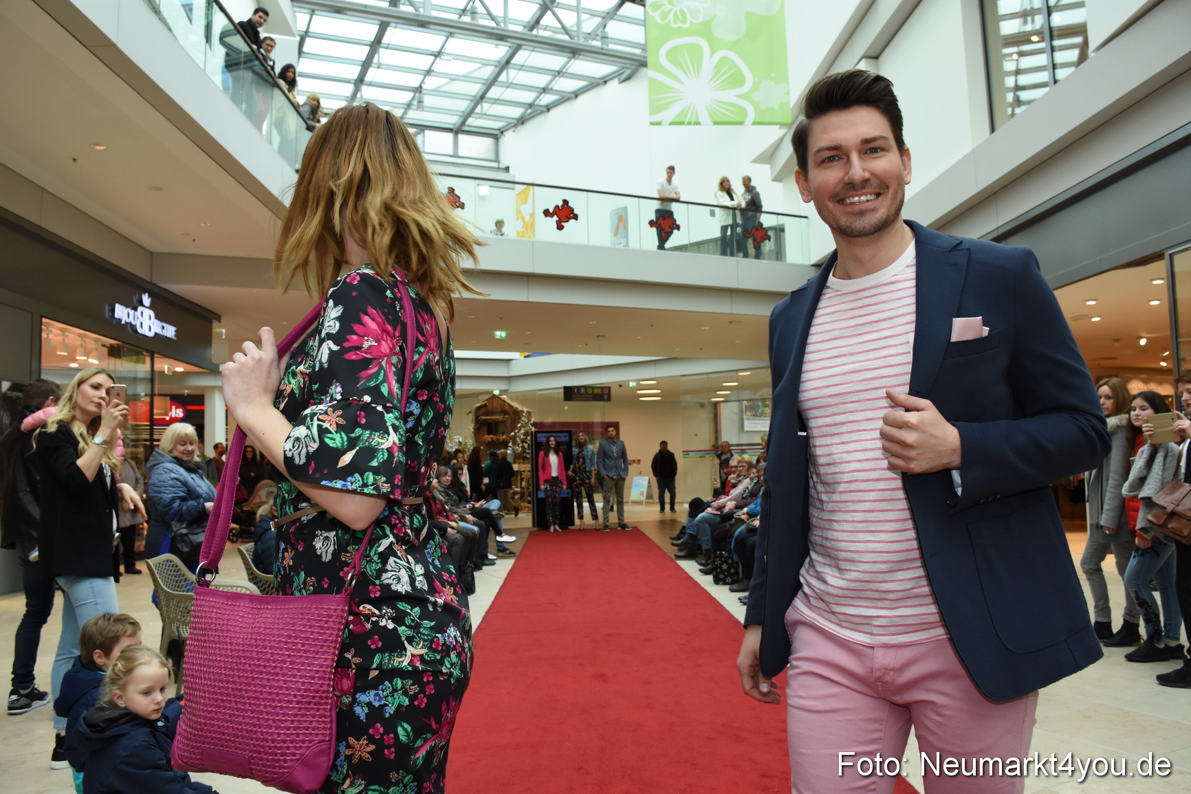 Fruehjahrsmodenschau NeuerMarkt 170318 0069