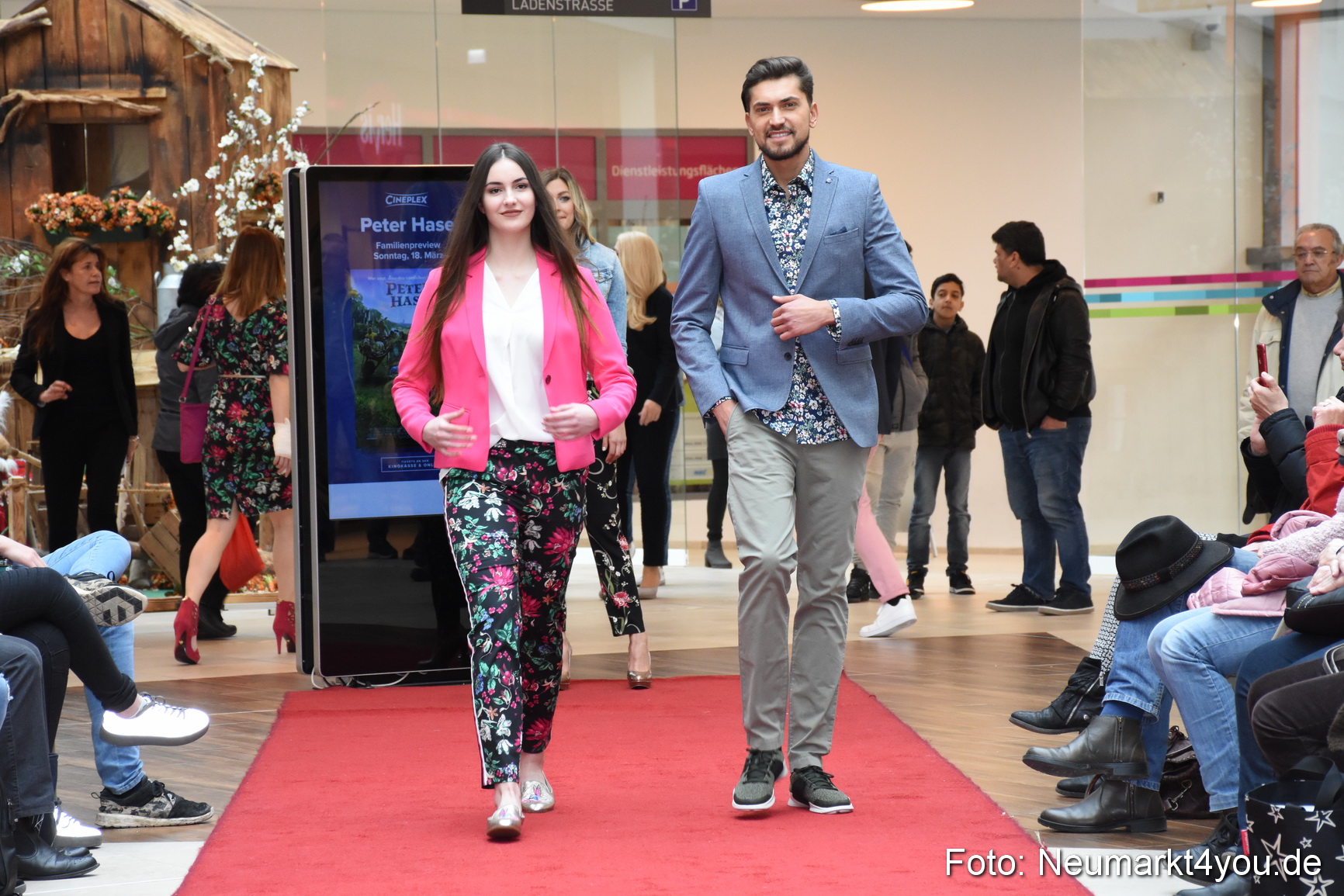 Fruehjahrsmodenschau NeuerMarkt 170318 0070