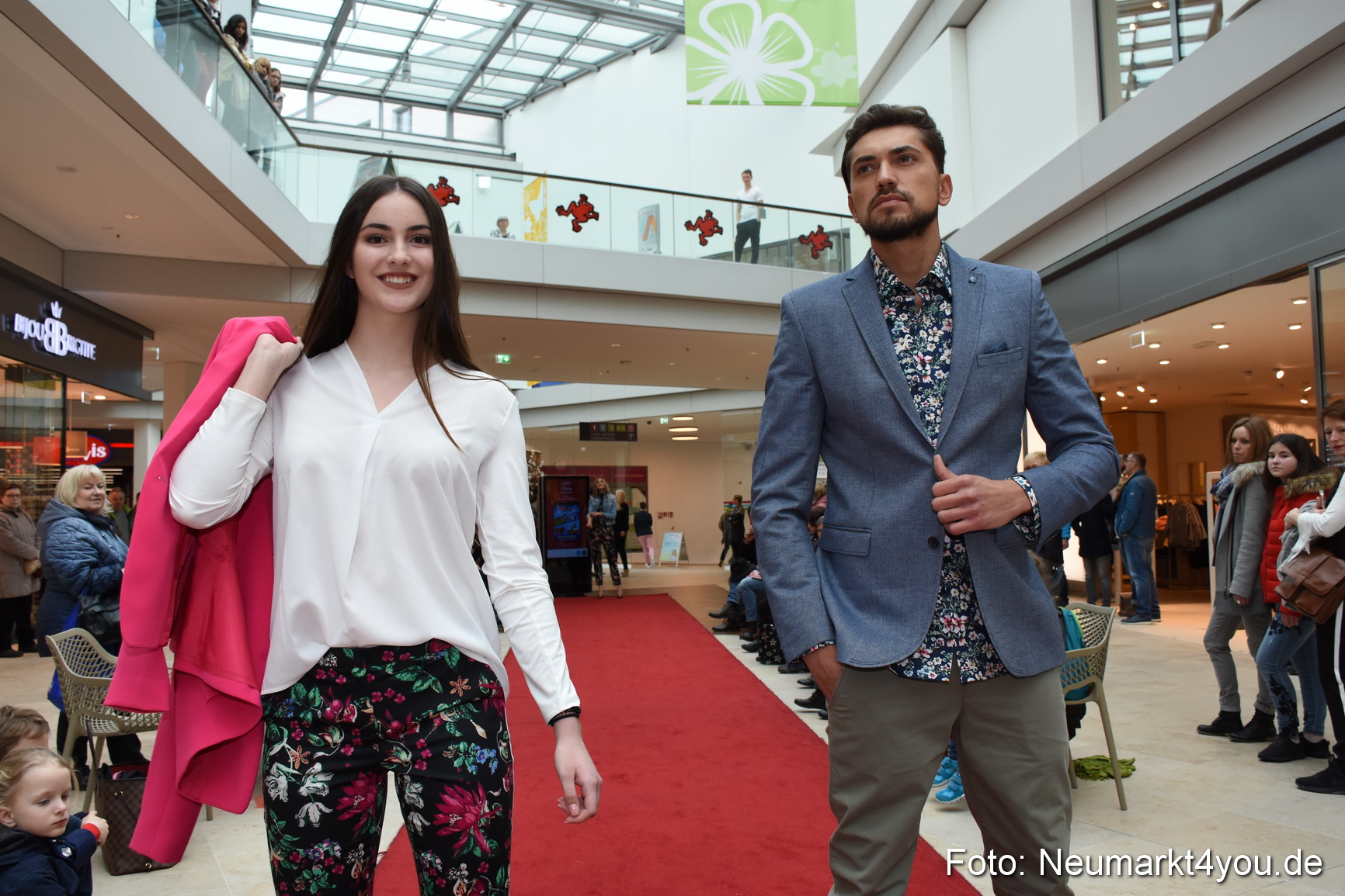 Fruehjahrsmodenschau NeuerMarkt 170318 0071