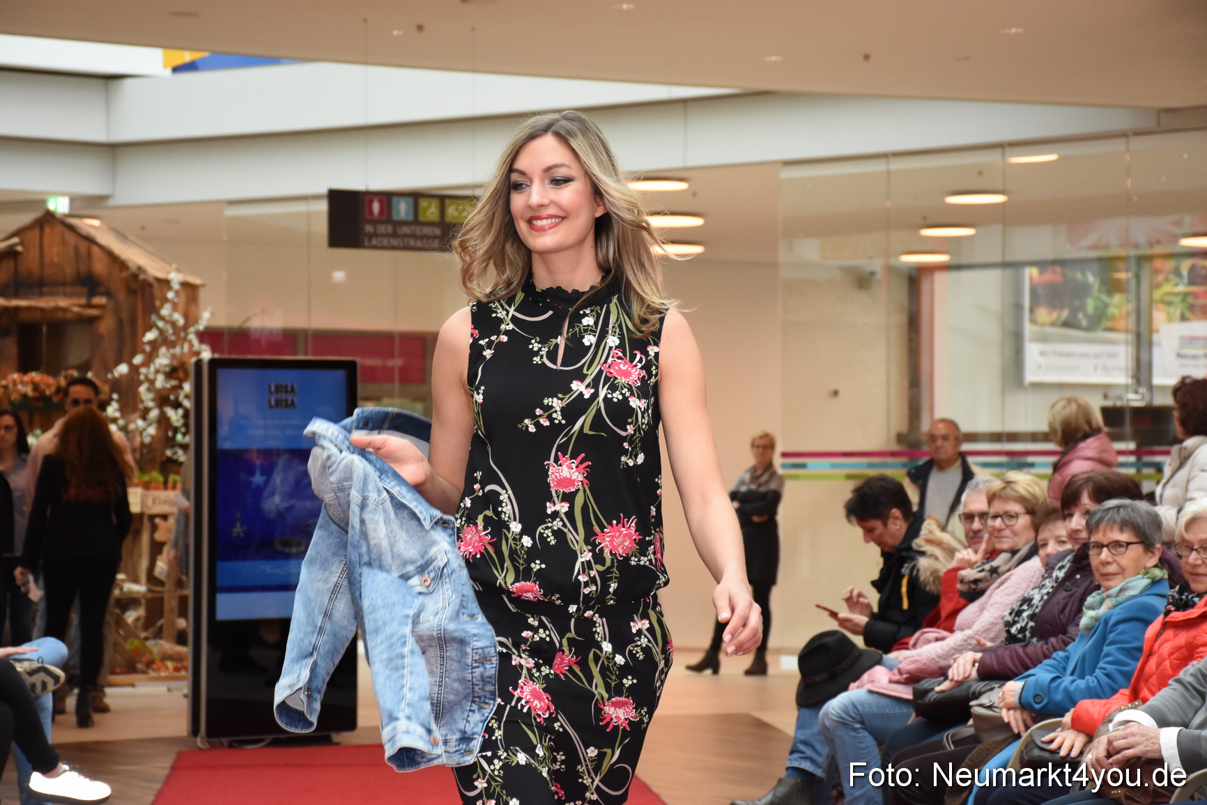 Fruehjahrsmodenschau NeuerMarkt 170318 0073