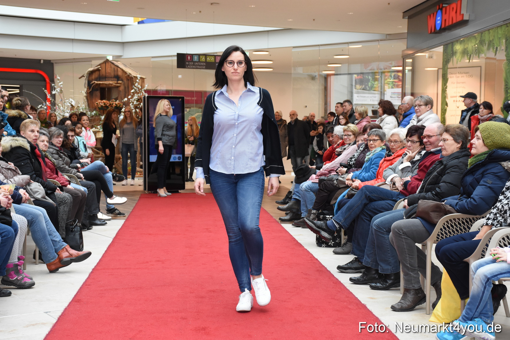 Fruehjahrsmodenschau NeuerMarkt 170318 0079