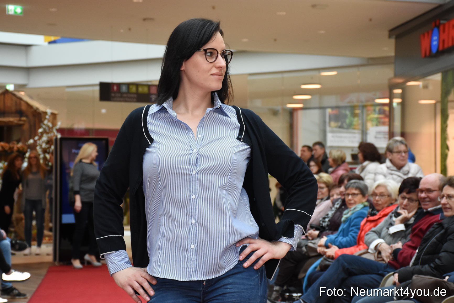 Fruehjahrsmodenschau NeuerMarkt 170318 0080