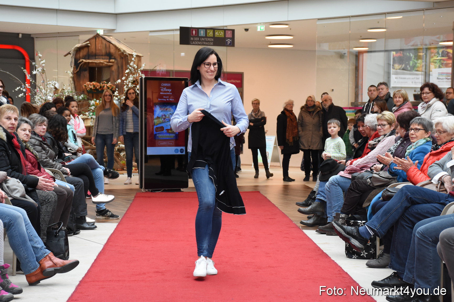 Fruehjahrsmodenschau NeuerMarkt 170318 0081