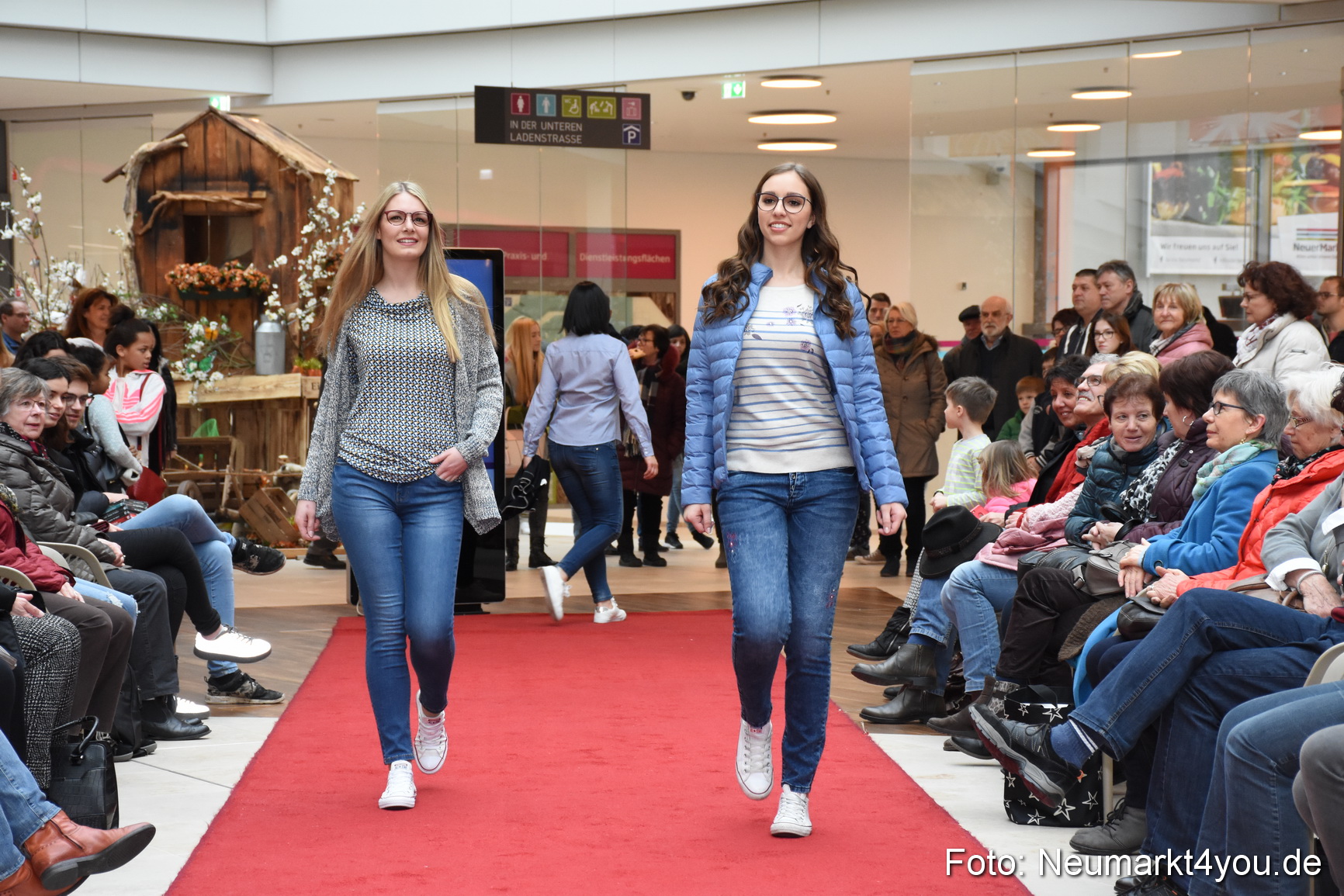 Fruehjahrsmodenschau NeuerMarkt 170318 0083