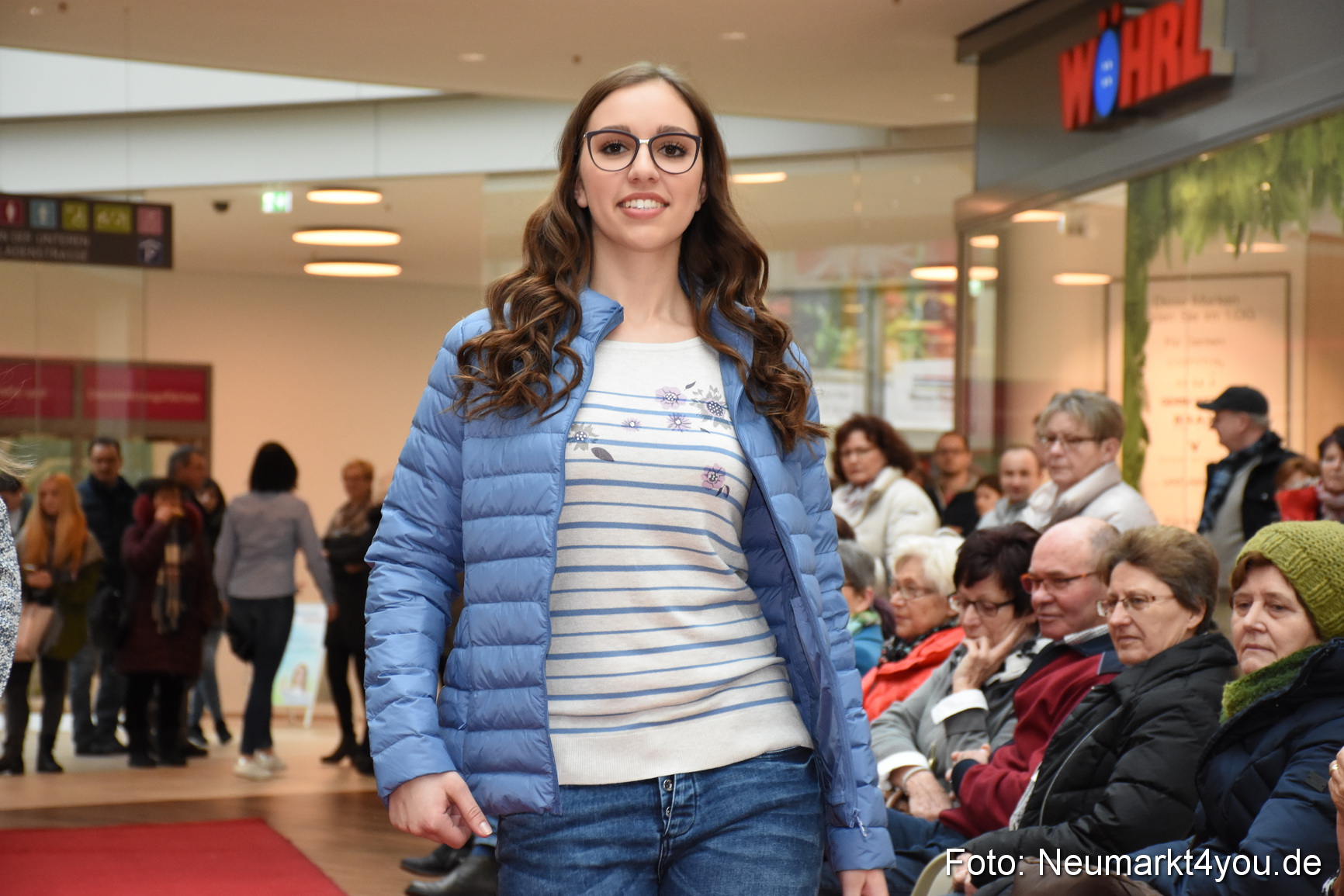 Fruehjahrsmodenschau NeuerMarkt 170318 0084