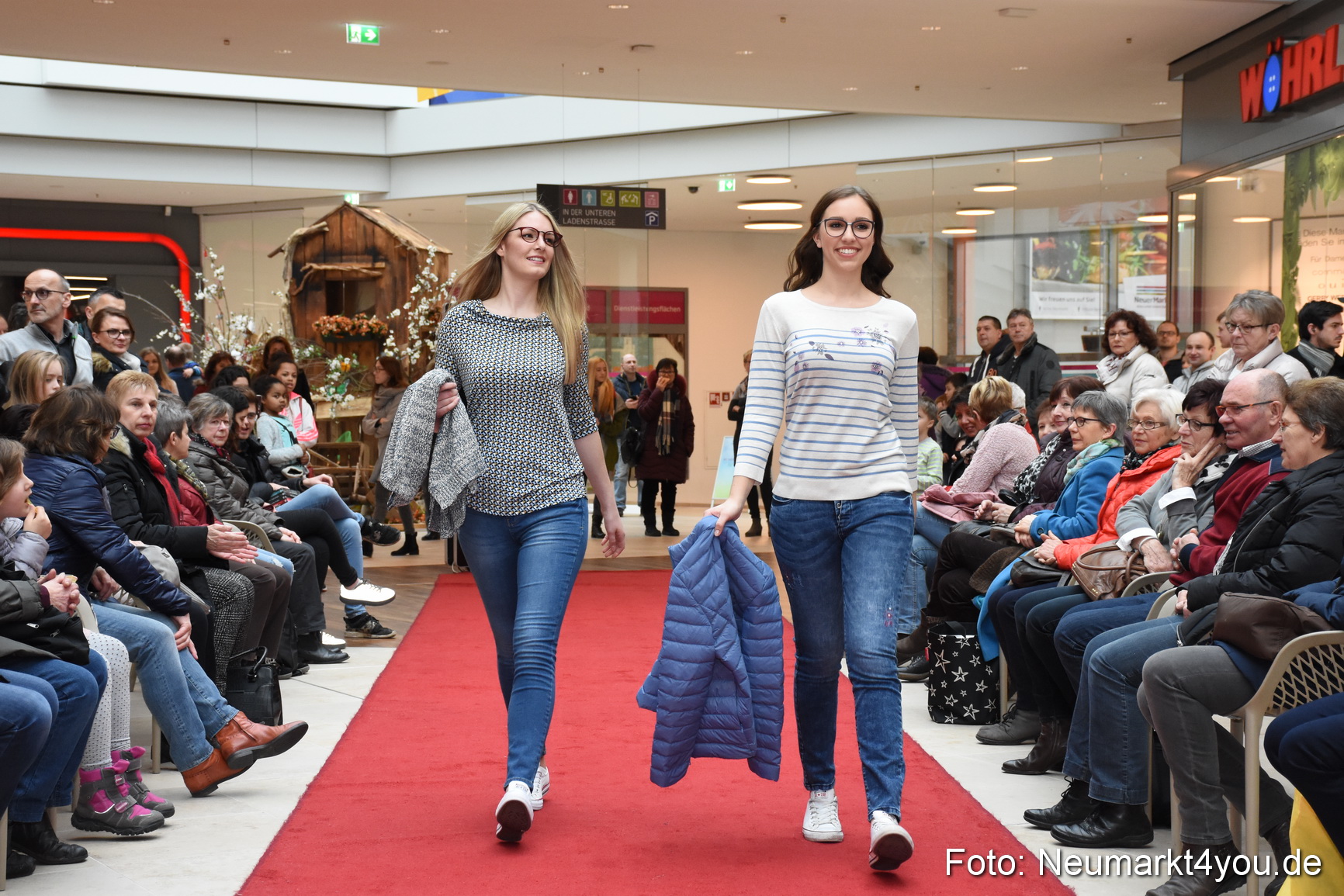 Fruehjahrsmodenschau NeuerMarkt 170318 0086