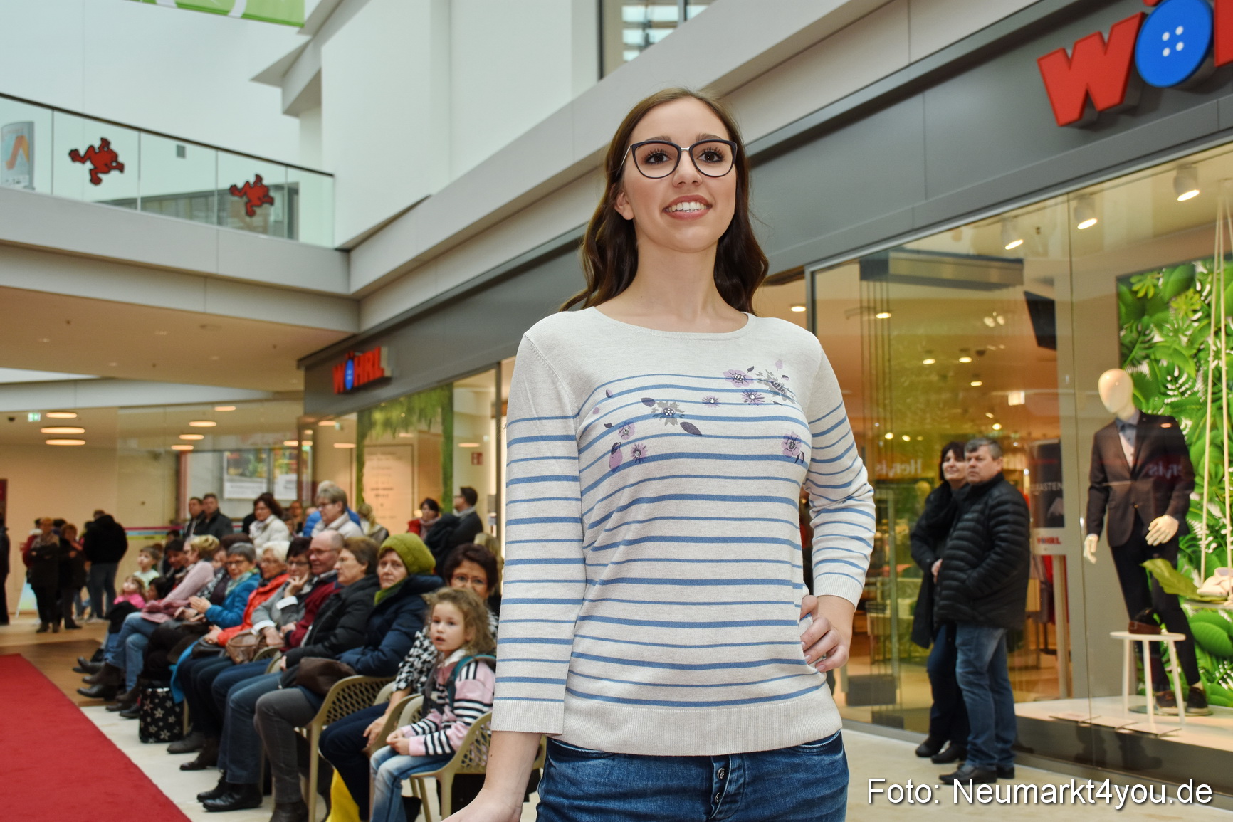 Fruehjahrsmodenschau NeuerMarkt 170318 0087