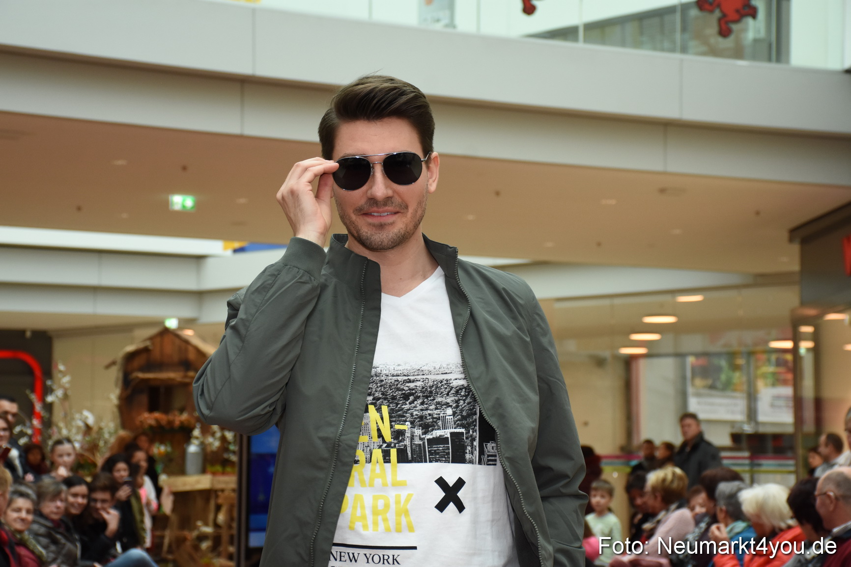 Fruehjahrsmodenschau NeuerMarkt 170318 0091