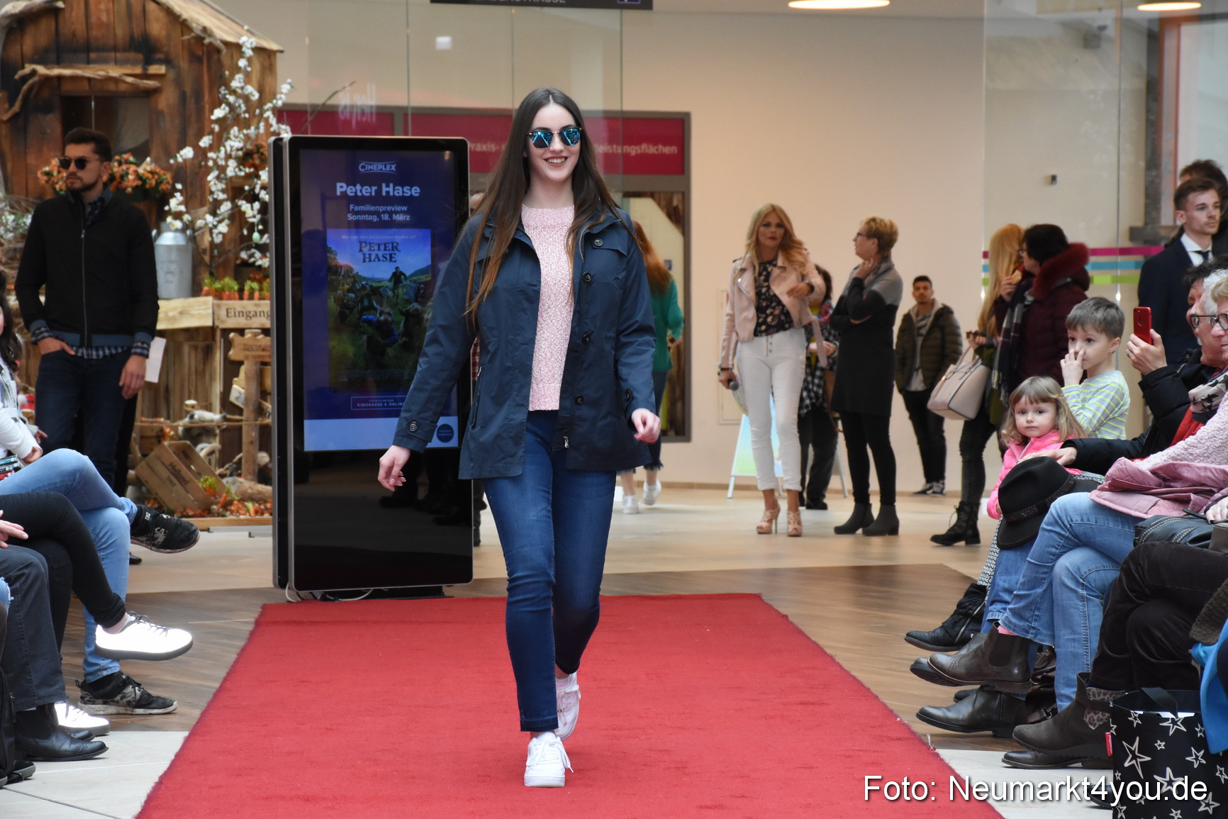 Fruehjahrsmodenschau NeuerMarkt 170318 0094