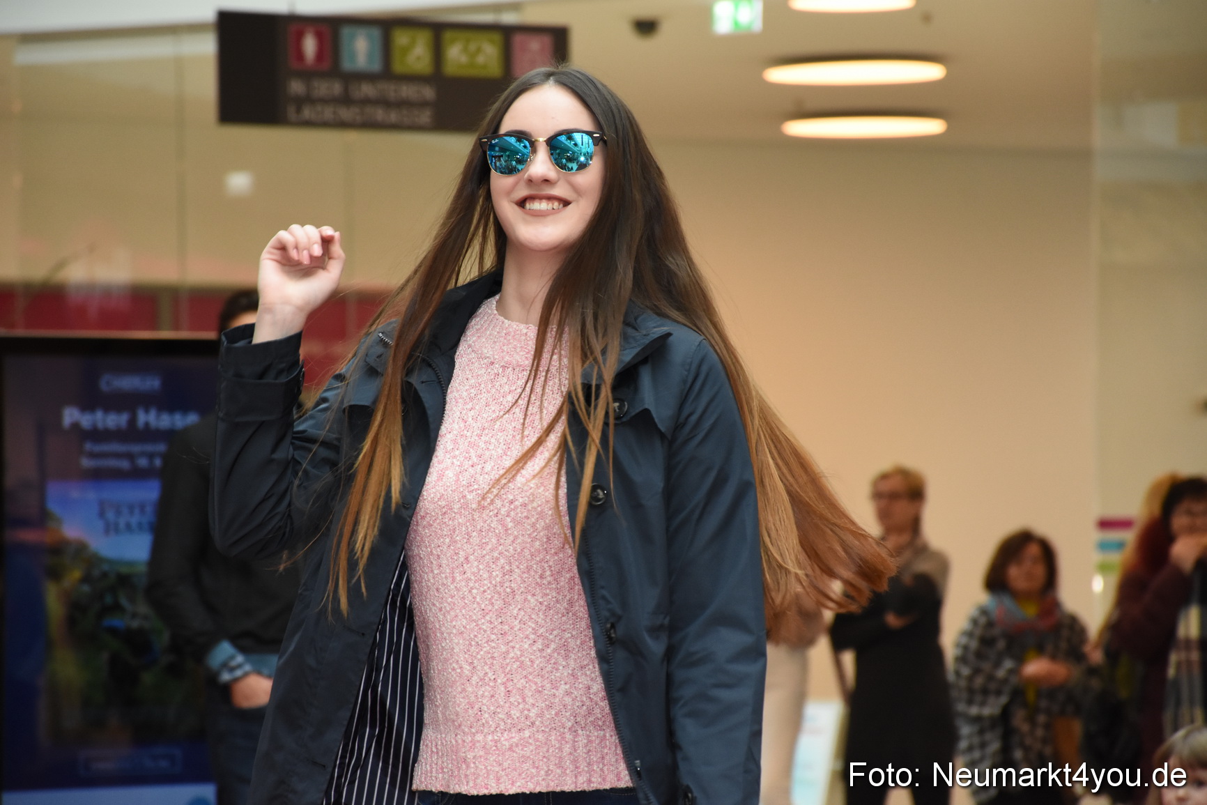 Fruehjahrsmodenschau NeuerMarkt 170318 0095