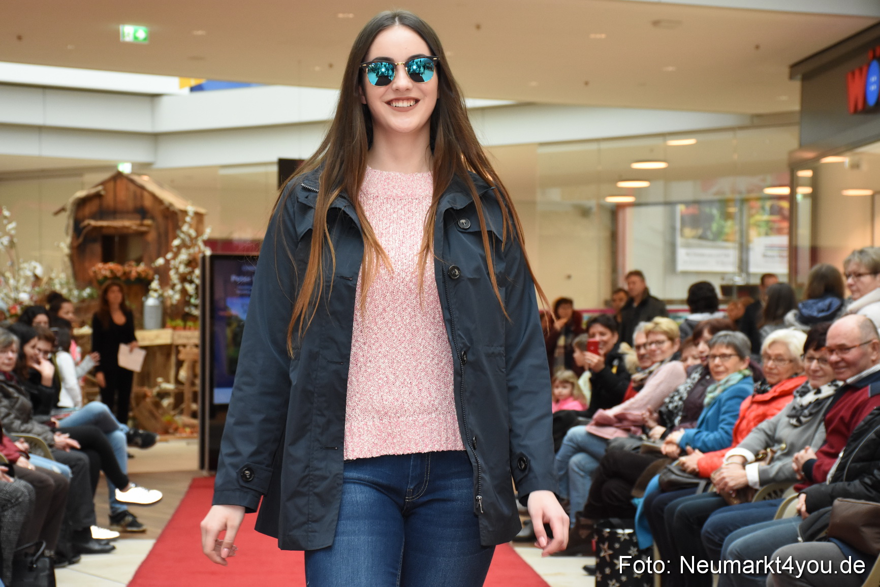 Fruehjahrsmodenschau NeuerMarkt 170318 0096