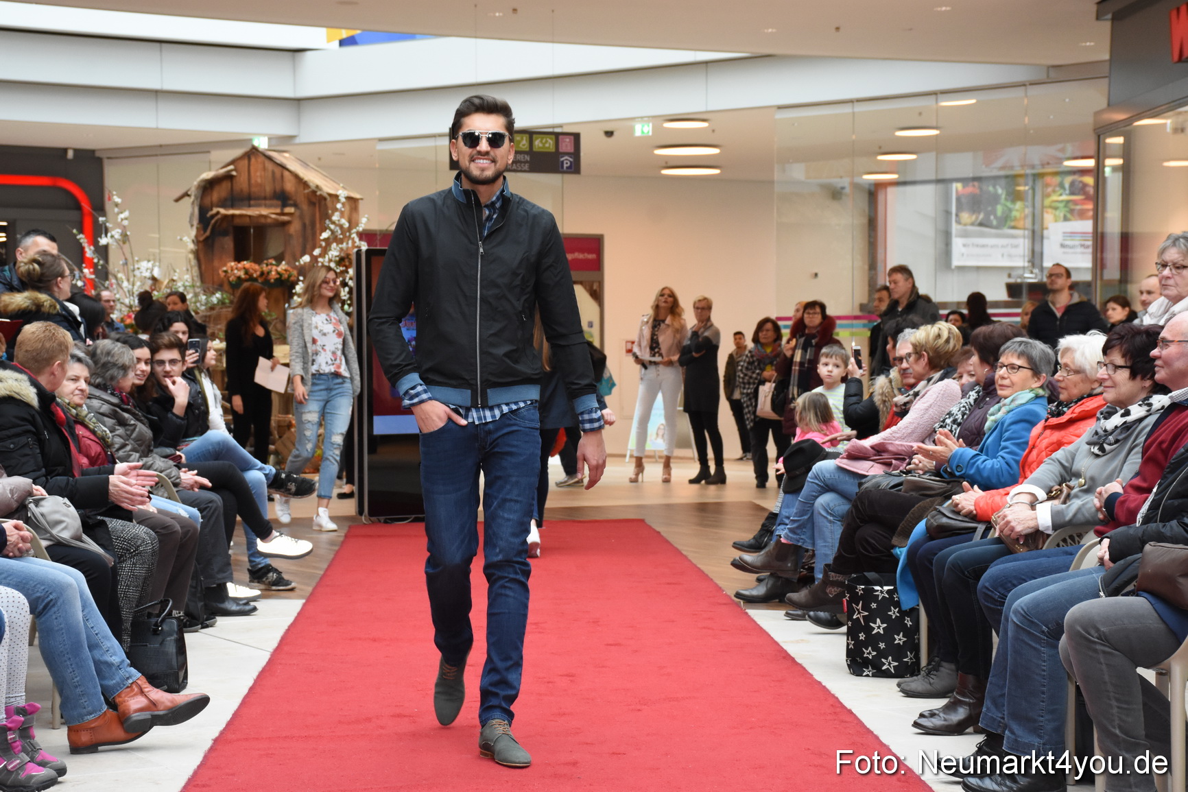 Fruehjahrsmodenschau NeuerMarkt 170318 0097