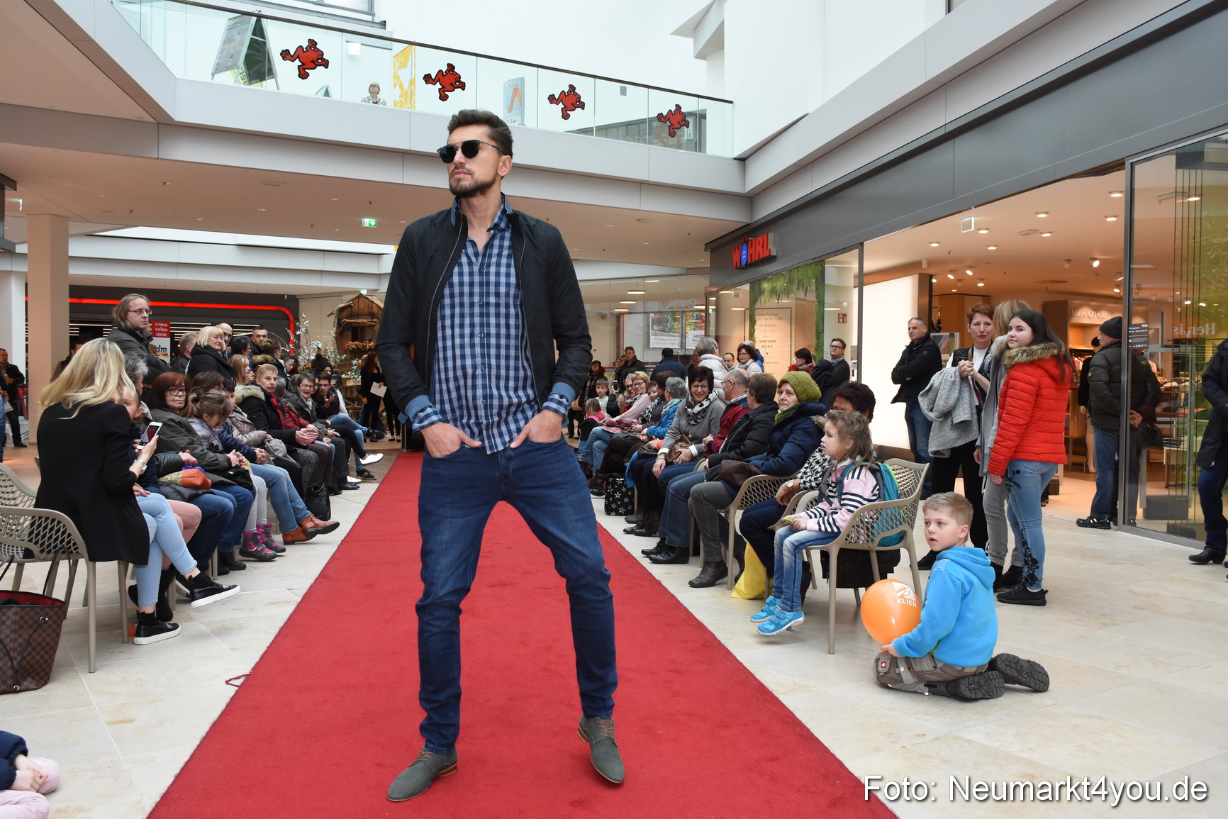 Fruehjahrsmodenschau NeuerMarkt 170318 0098