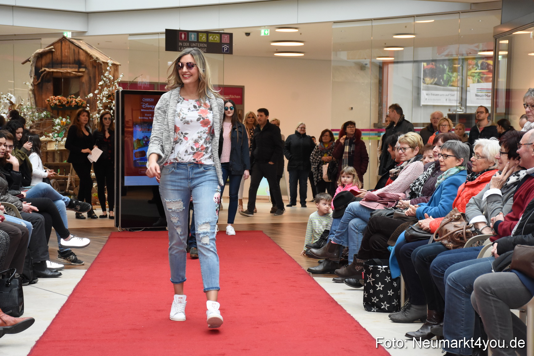 Fruehjahrsmodenschau NeuerMarkt 170318 0099