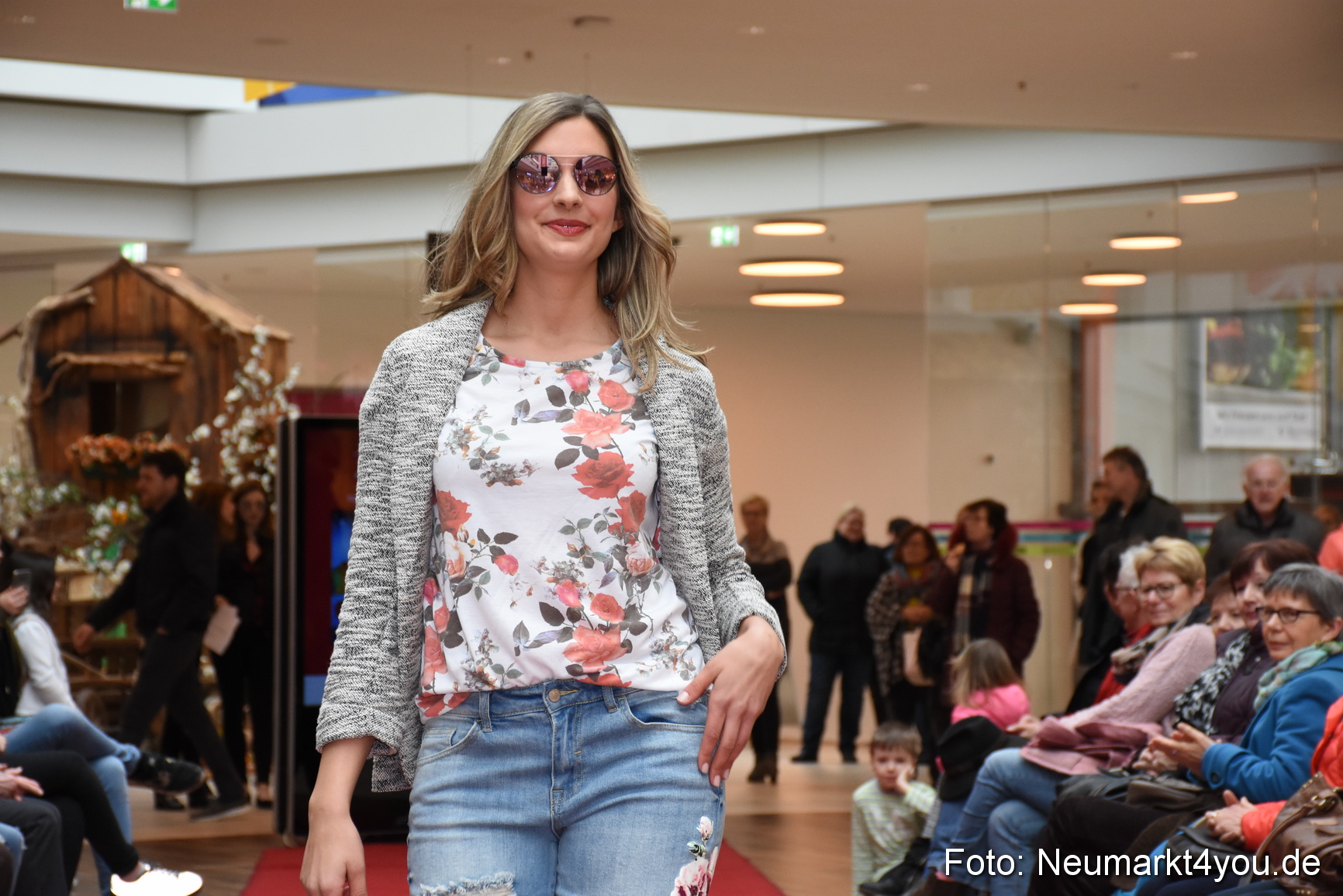 Fruehjahrsmodenschau NeuerMarkt 170318 0100