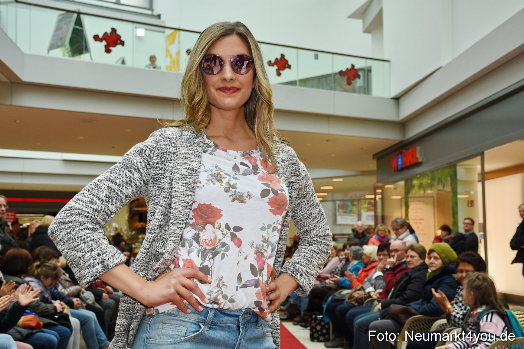 Fruehjahrsmodenschau NeuerMarkt 170318 0101
