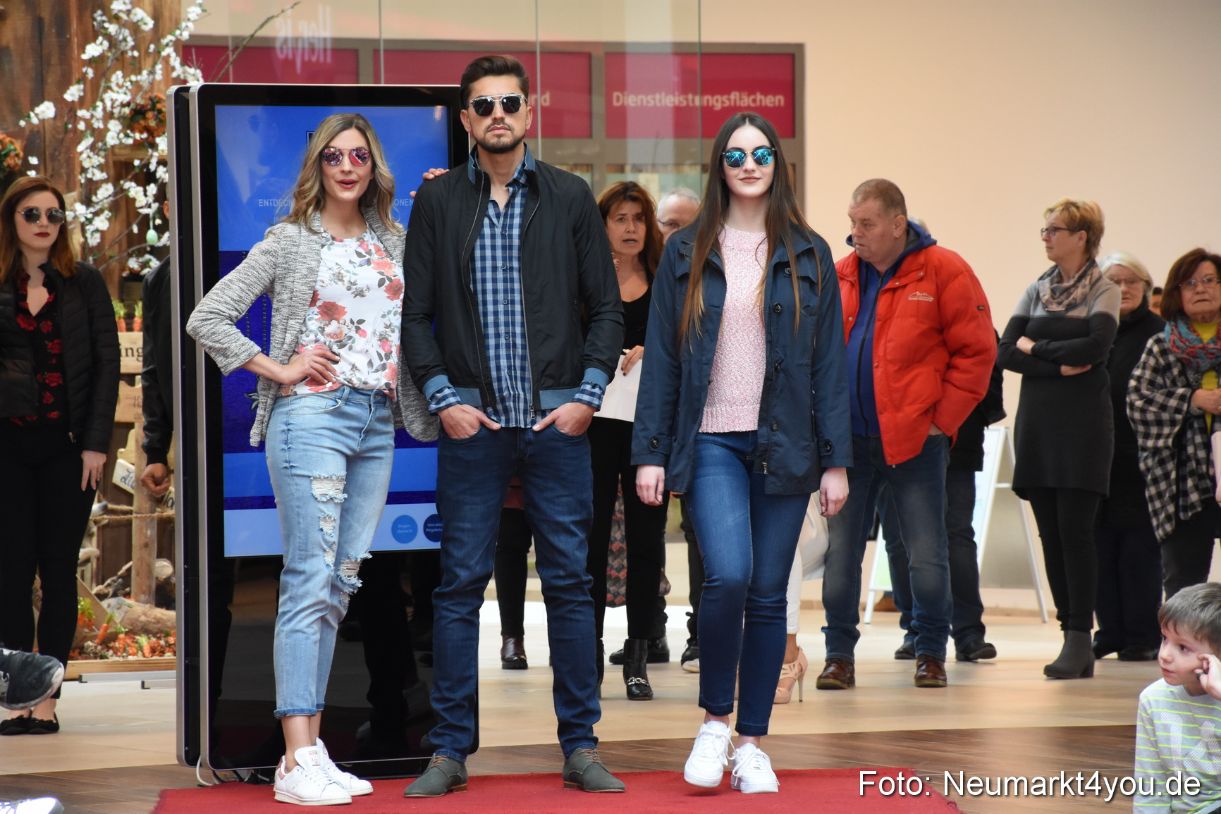 Fruehjahrsmodenschau NeuerMarkt 170318 0102