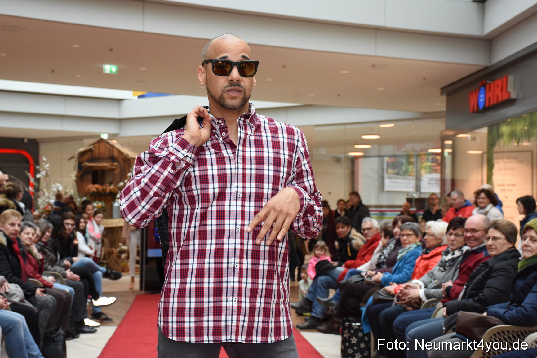 Fruehjahrsmodenschau NeuerMarkt 170318 0105