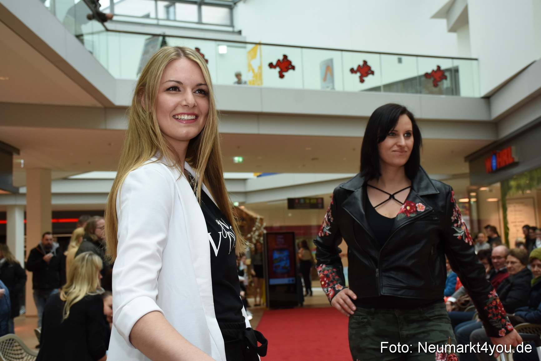 Fruehjahrsmodenschau NeuerMarkt 170318 0112