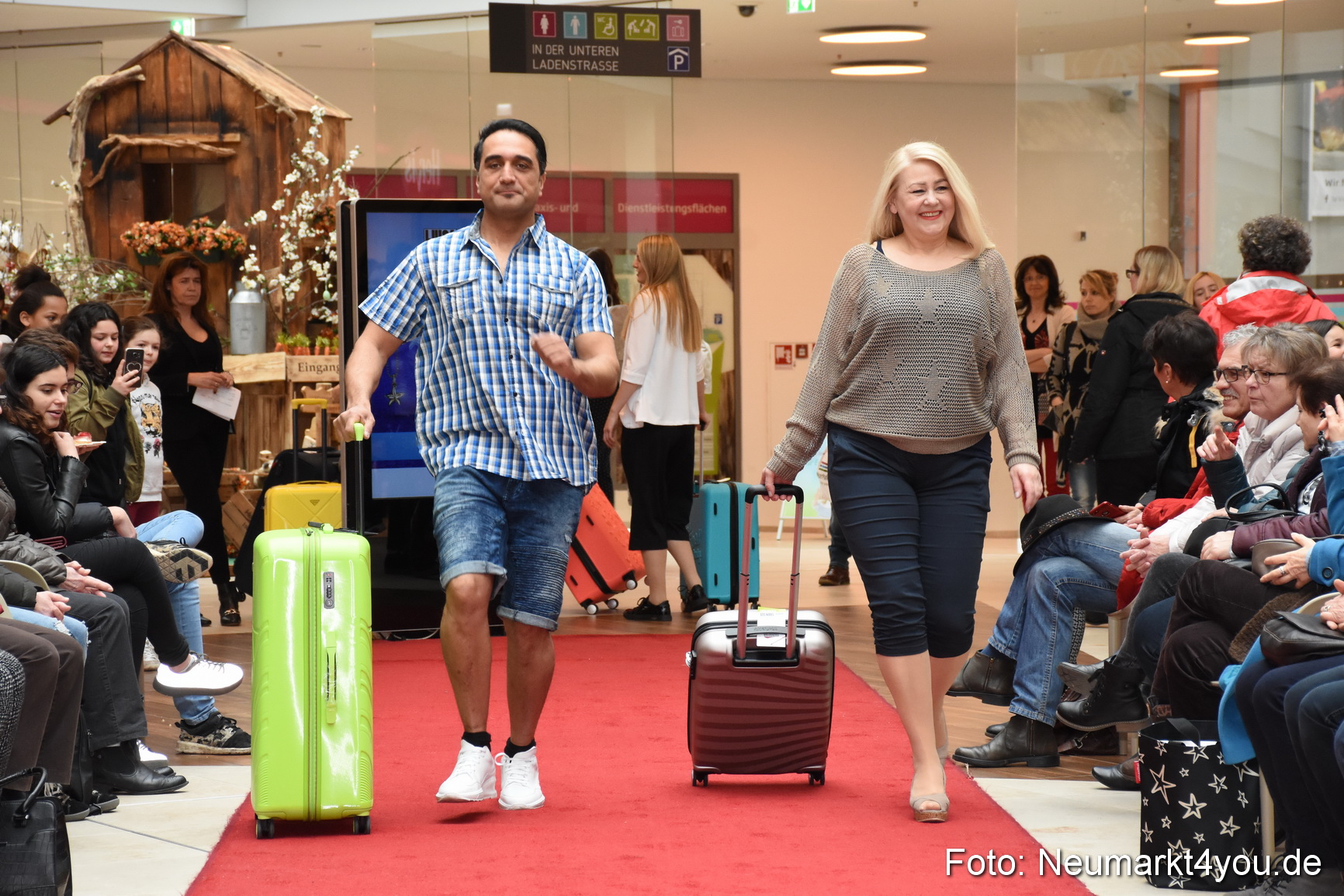 Fruehjahrsmodenschau NeuerMarkt 170318 0113