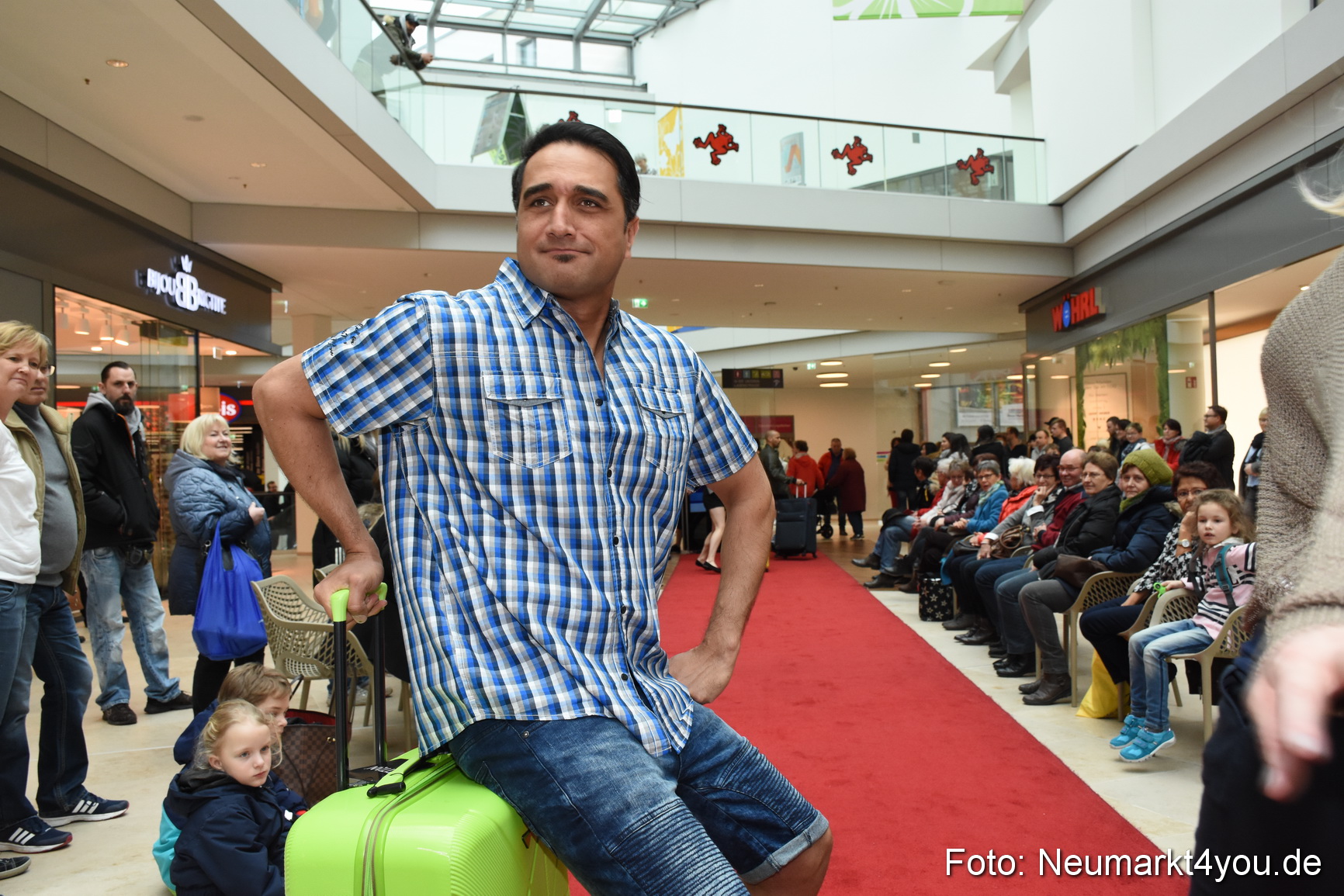 Fruehjahrsmodenschau NeuerMarkt 170318 0114