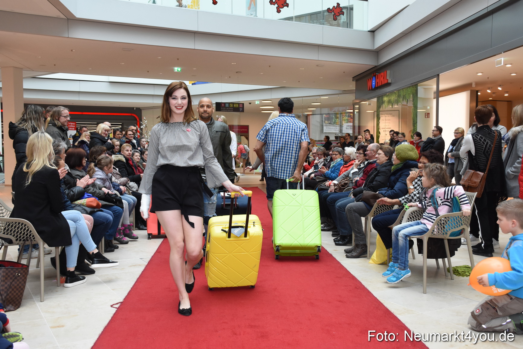 Fruehjahrsmodenschau NeuerMarkt 170318 0115