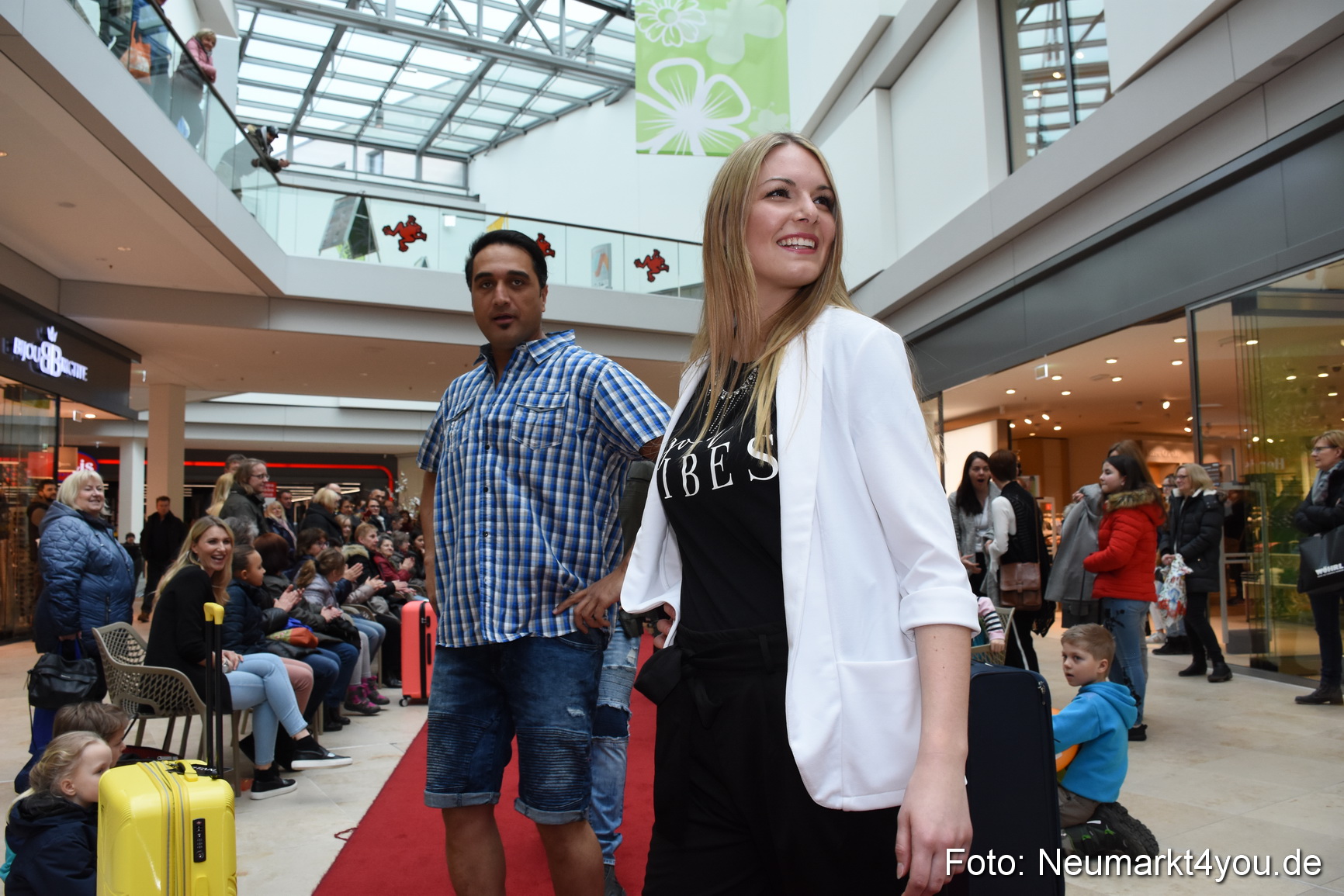 Fruehjahrsmodenschau NeuerMarkt 170318 0118